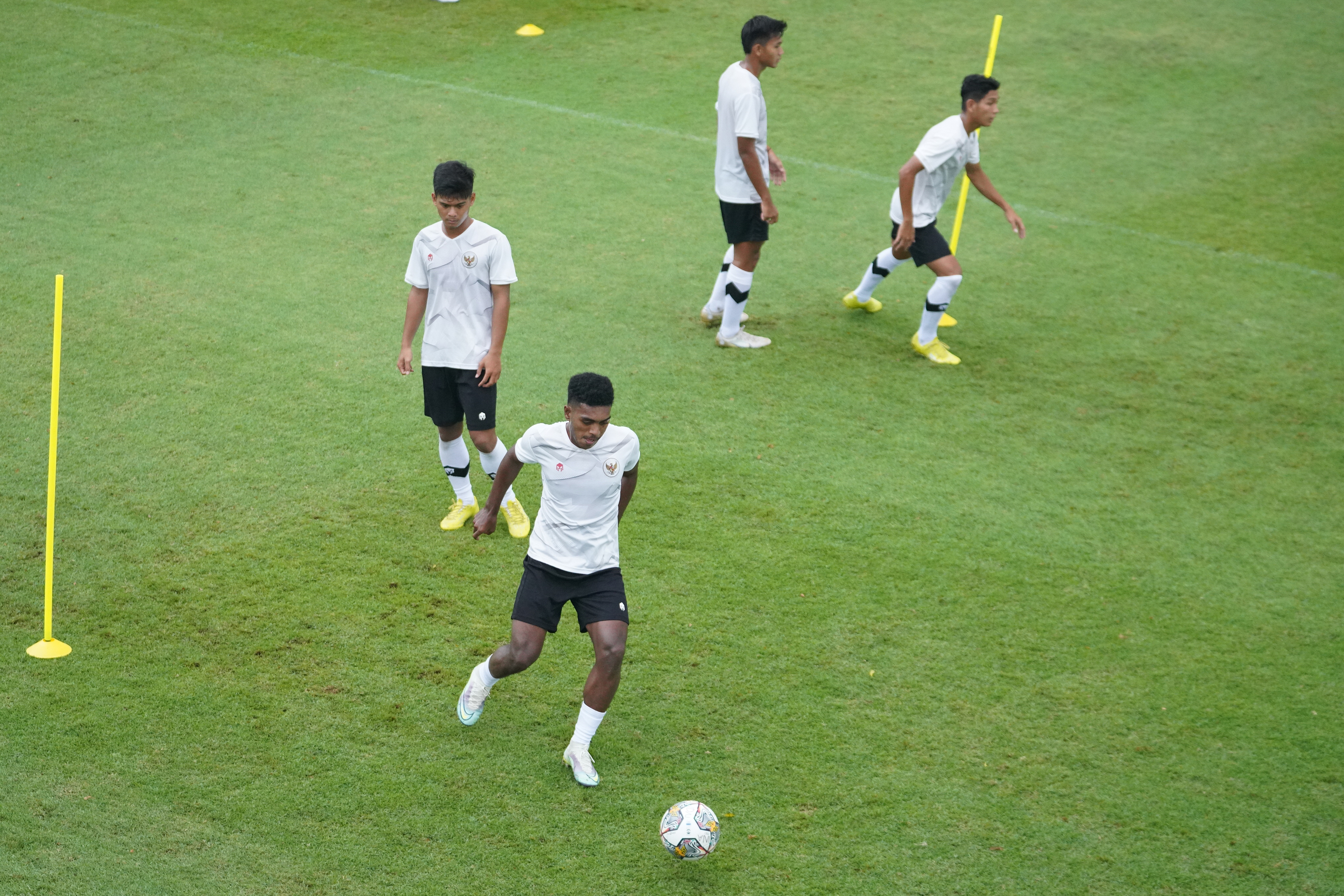 Para pemain timnas U-22 Indonesia tengah berlatih di Lapangan B, Senayan, Jakarta, Kamis (2/3). 