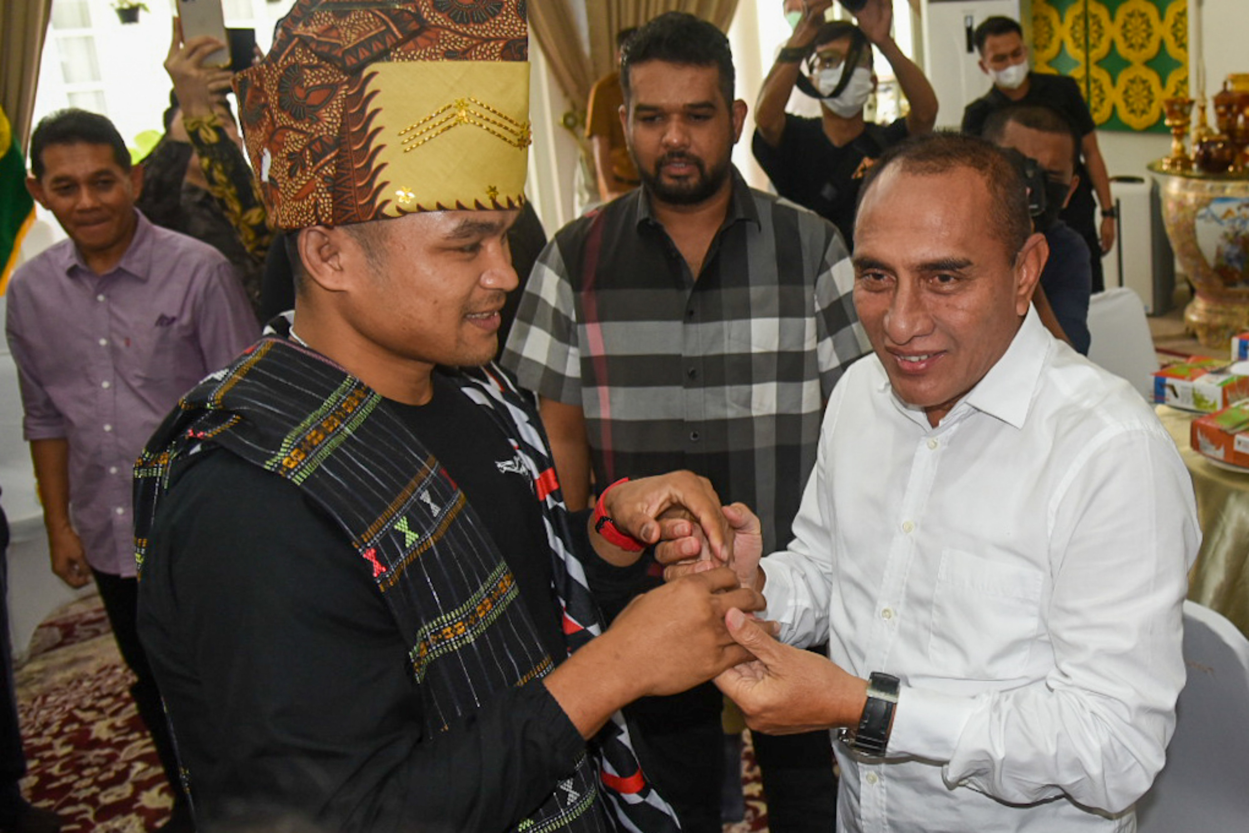 Gubernur Sumatra Utara Edy Rahmayadi bersama petarung Mixed Martial ArtsÊ(MMA) Jeka Saragih 