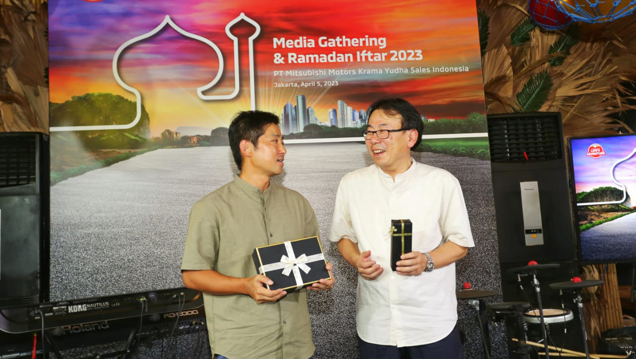  Naoya Nakamura (kiri), Presiden Direktur MMKSI periode September 2018 – Maret 2023 dan Atsushi Kurita Presiden Direktur MMKSI yang baru.