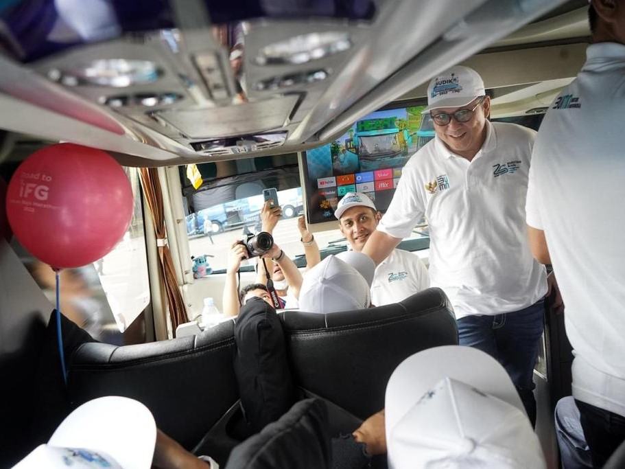 Direktur Utama Asuransi Jasindo, Andy Samuel (kacamata).