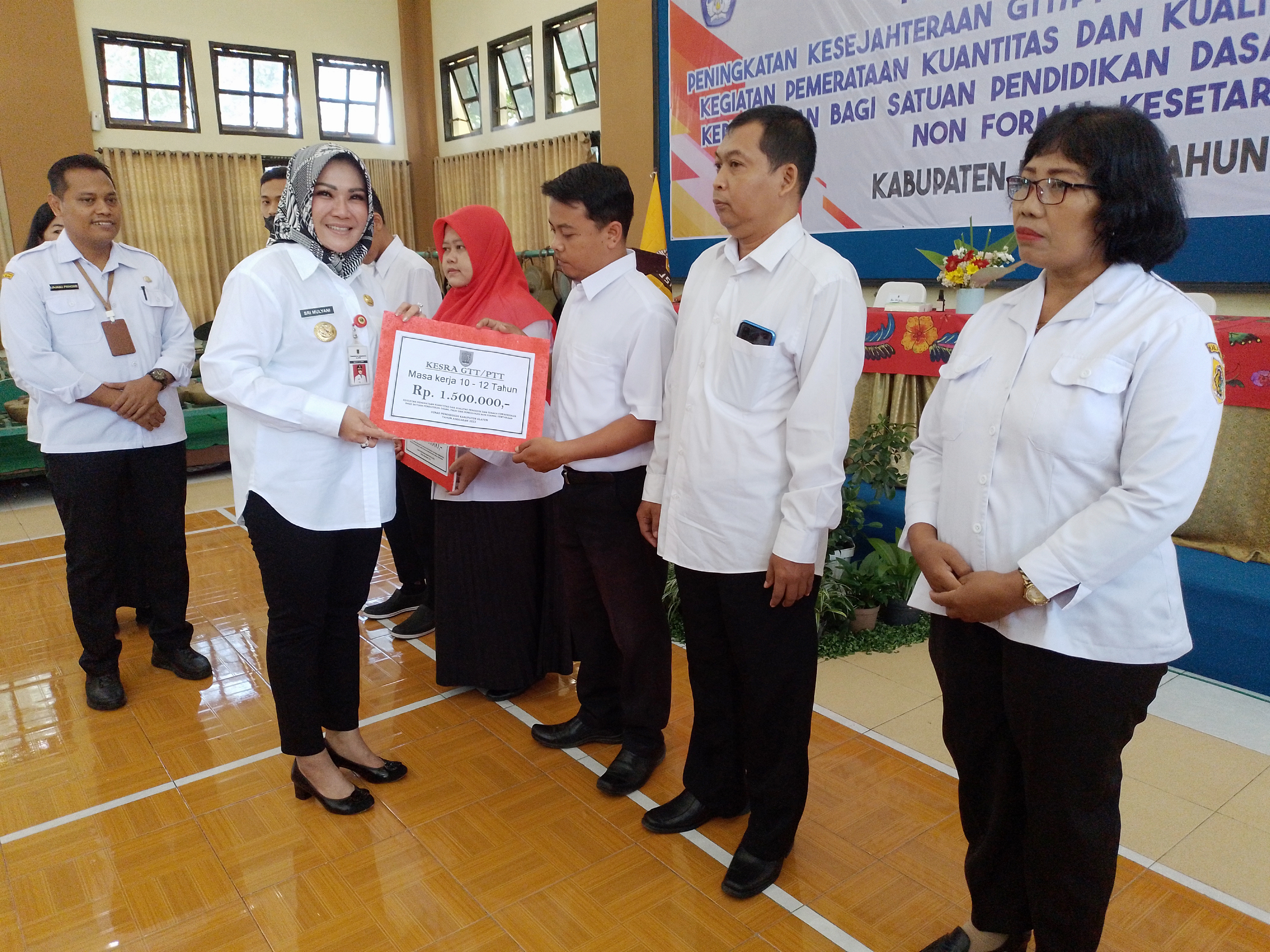 Bupati Klaten Sri Mulyani menyerahkan dana peningkatan kesejahteraan kepada pegawai