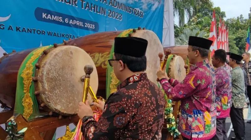 Peserta tengah menabuh bedug saat mengikuti Festival Bedug Tahun 2023.