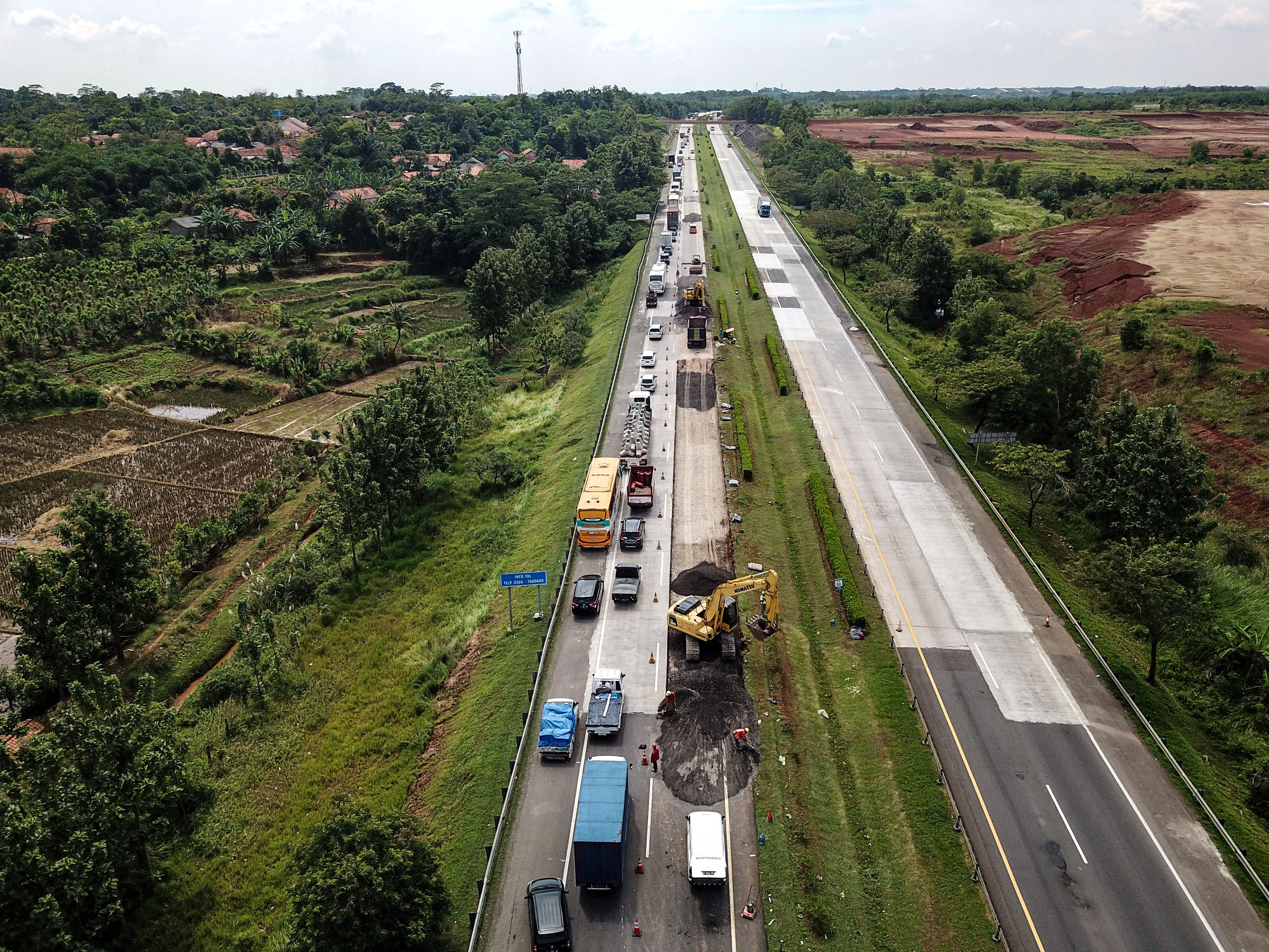 Foto udara perbaikan dan pengaspalan jalan yang rusak di KM 88 Tol Cipali