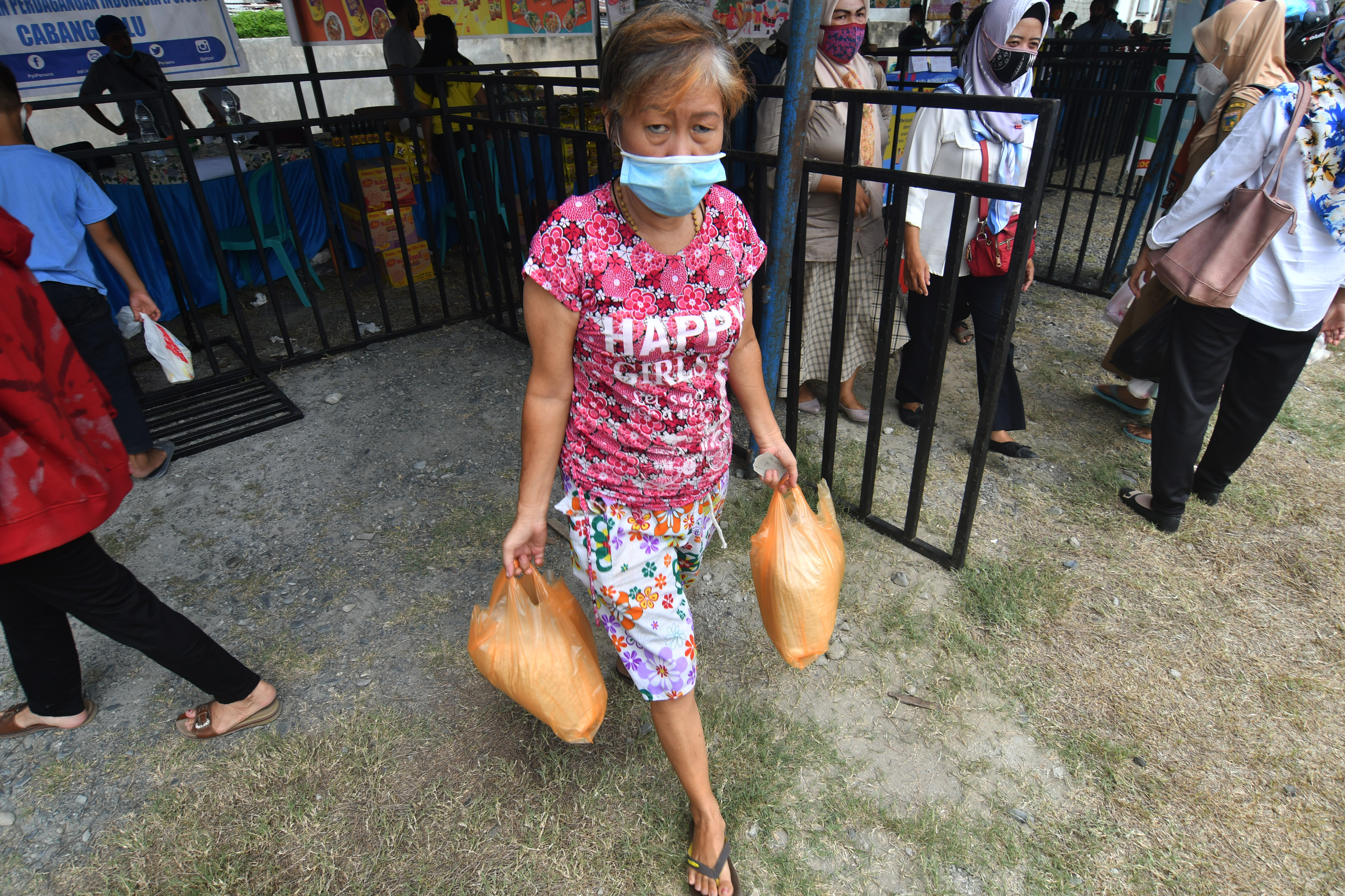 Warga membeli bahan pokok dari pasar murah