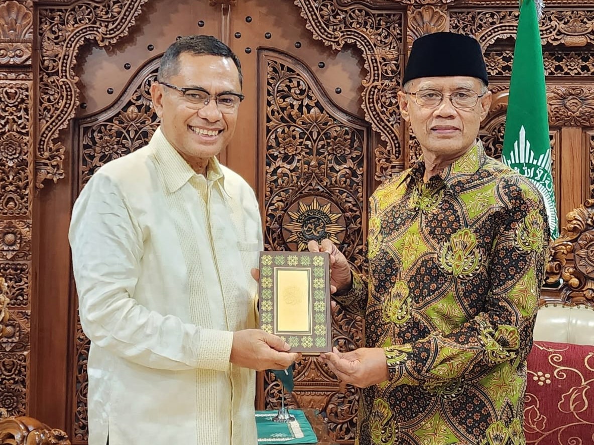 Penyerahan secara simbolis oleh Ketua Umum YMSM Saleh Husin kepada Ketua Umum PP Muhammadiyah Haedar Nashir.