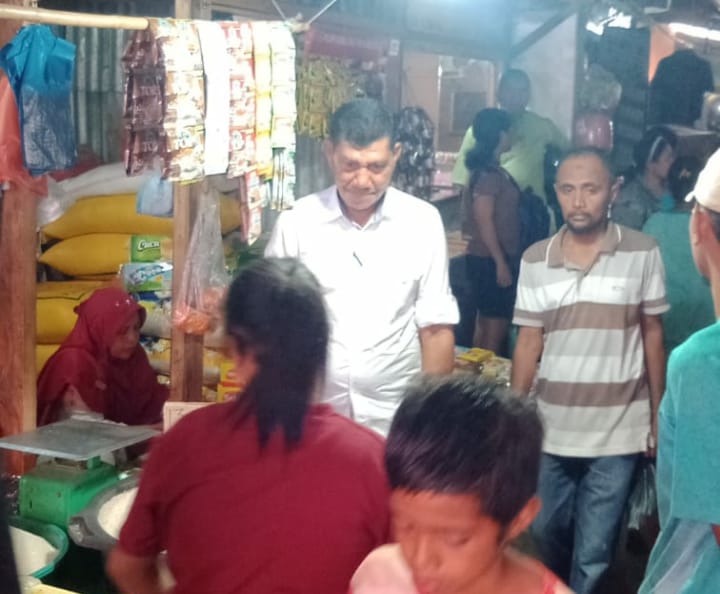 Kadis Perdagind Flotim bersama tim Polres Flotim melakukan operasi pasar.