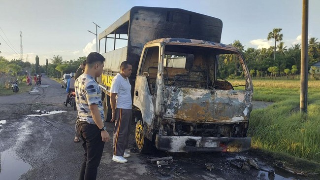 Mobil dinas polisi Polres Jeneponto yang ikut dibakar dalam aksi penyerangan.