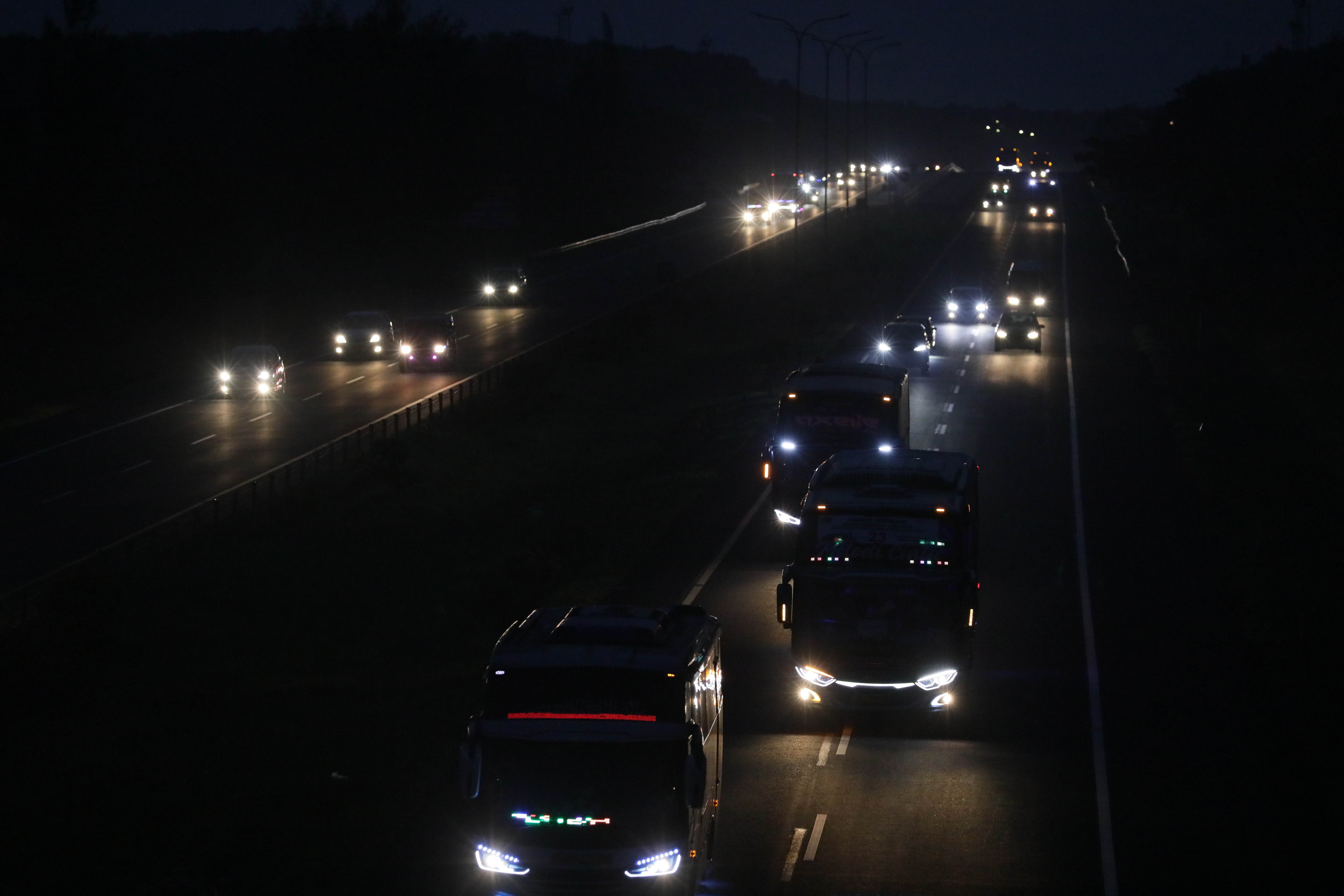 Kendaraan pemudik melintas saat pemberlakuan one way arah Jawa Barat, Jawa Tengah, dan Jawa Timur di Tol Cipali KM 78, 