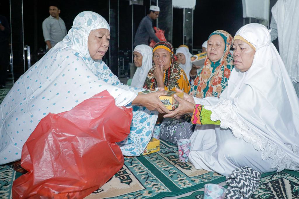 Relawan Tuan Guru Sahabat Ganjar Sumatra Utara membagikan makanan sahur untuk warga
