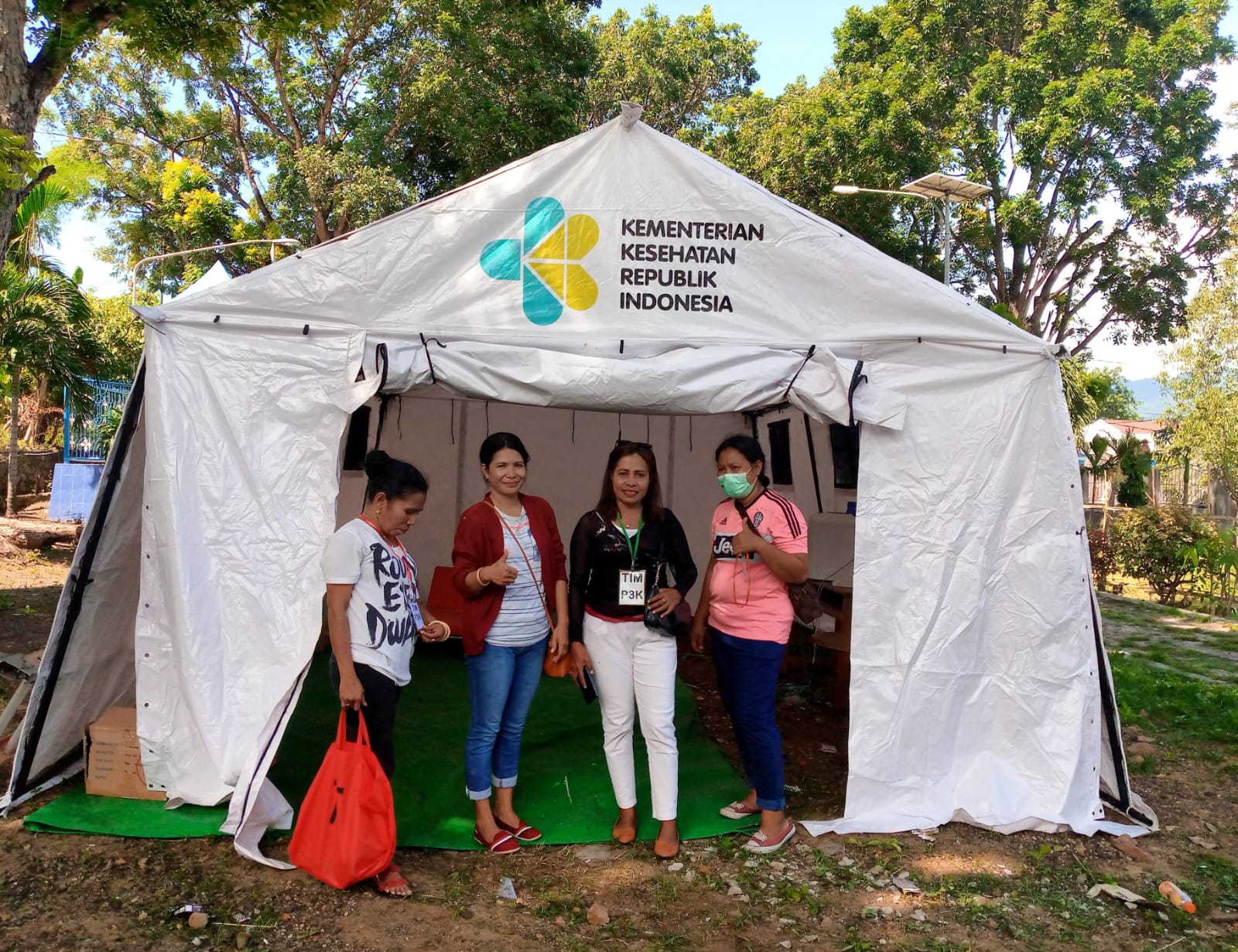 Petugas Farmasi menyiapkan Logistik Obat- Obatan di Posko Utama Gereja Katedral Reina Rosari larantuka.