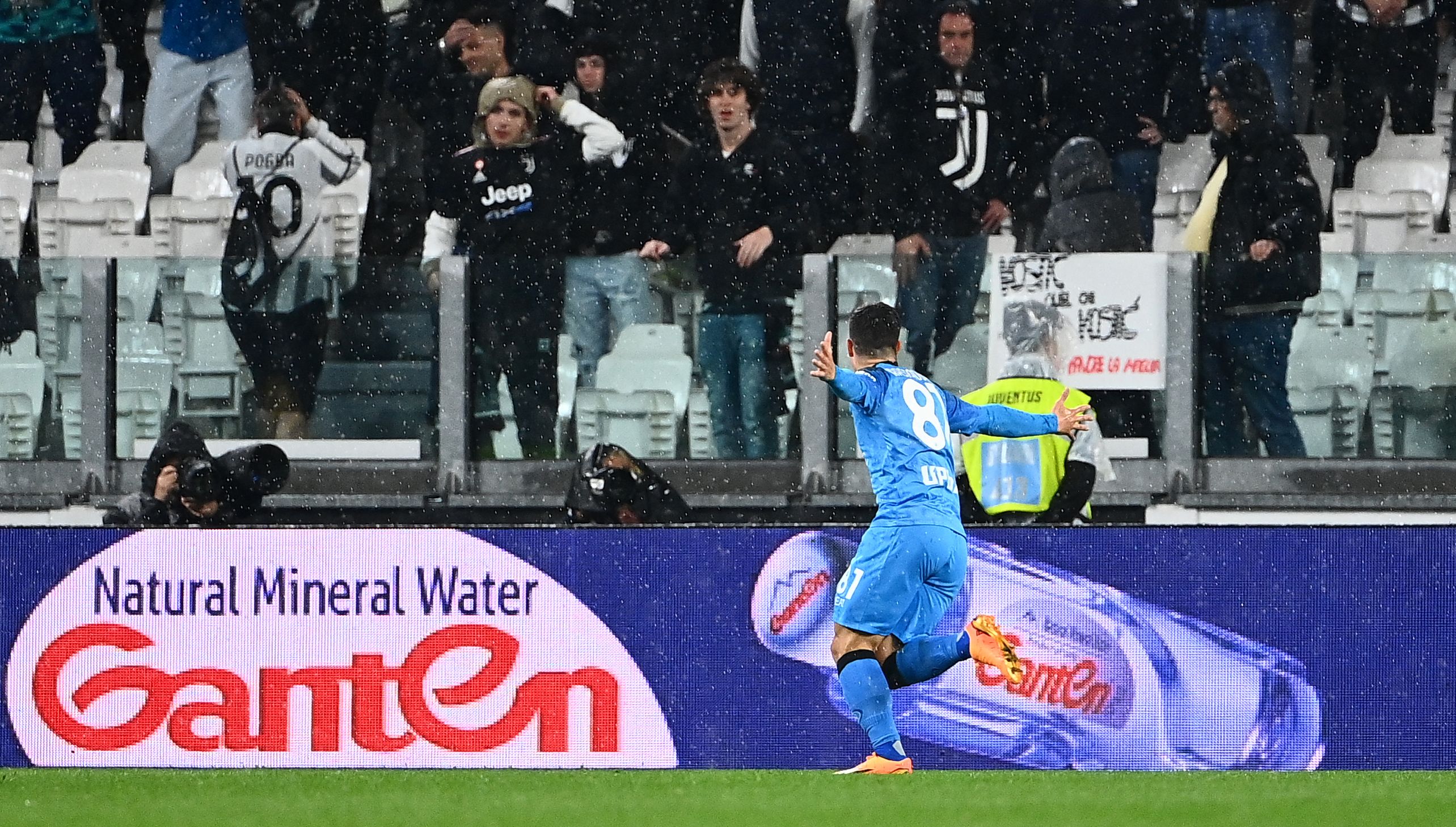 Penyerang Napoli Giacomo Raspadori melakukan selebrasi usai mencetak gol ke gawang Juventus di laga Serie A.