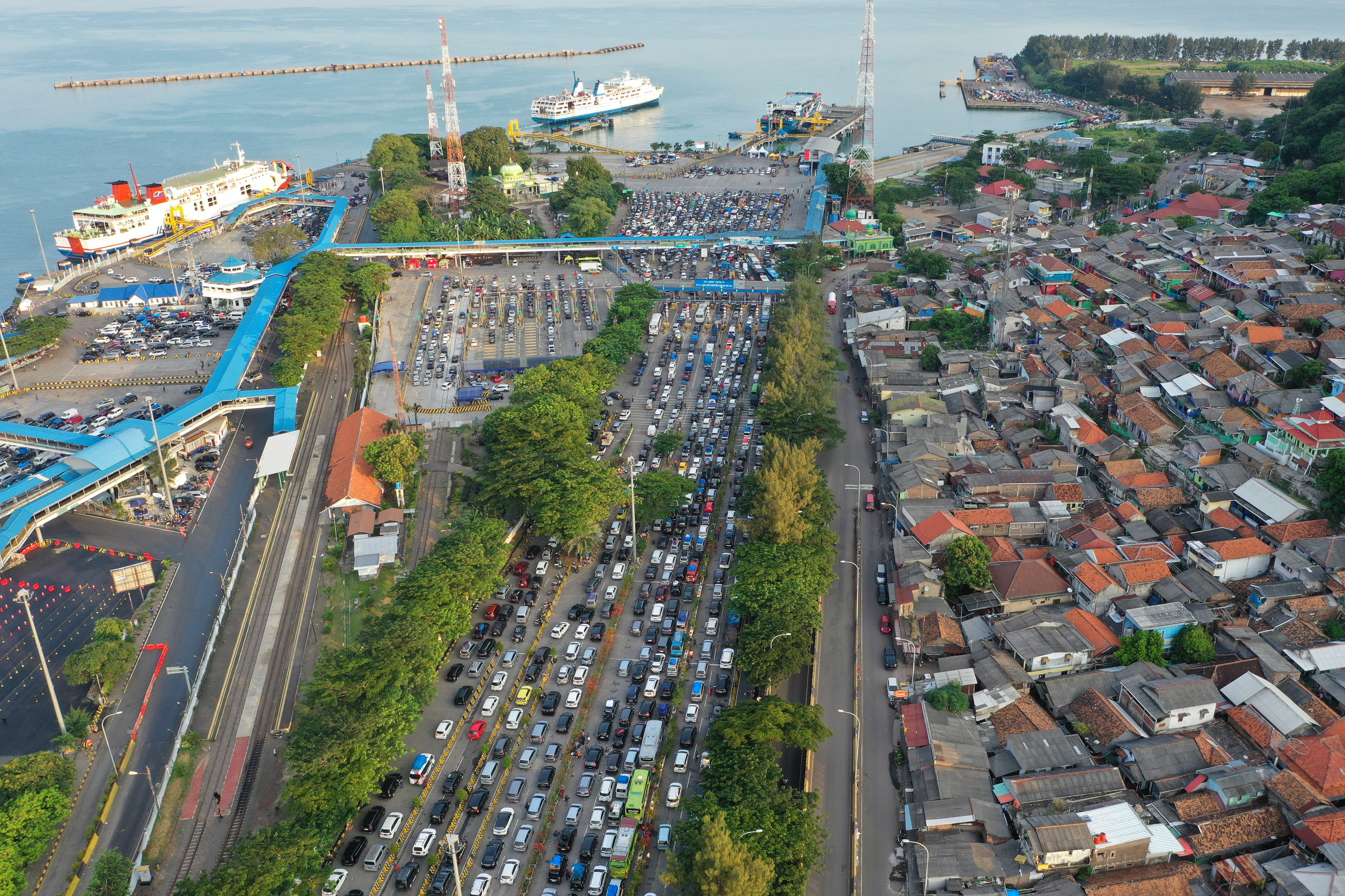 Foto udara sejumlah mobil pribadi dan bus berisi pemudik antre menaiki kapal di Pelabuhan Merak, Banten, Rabu (19/4/2023).