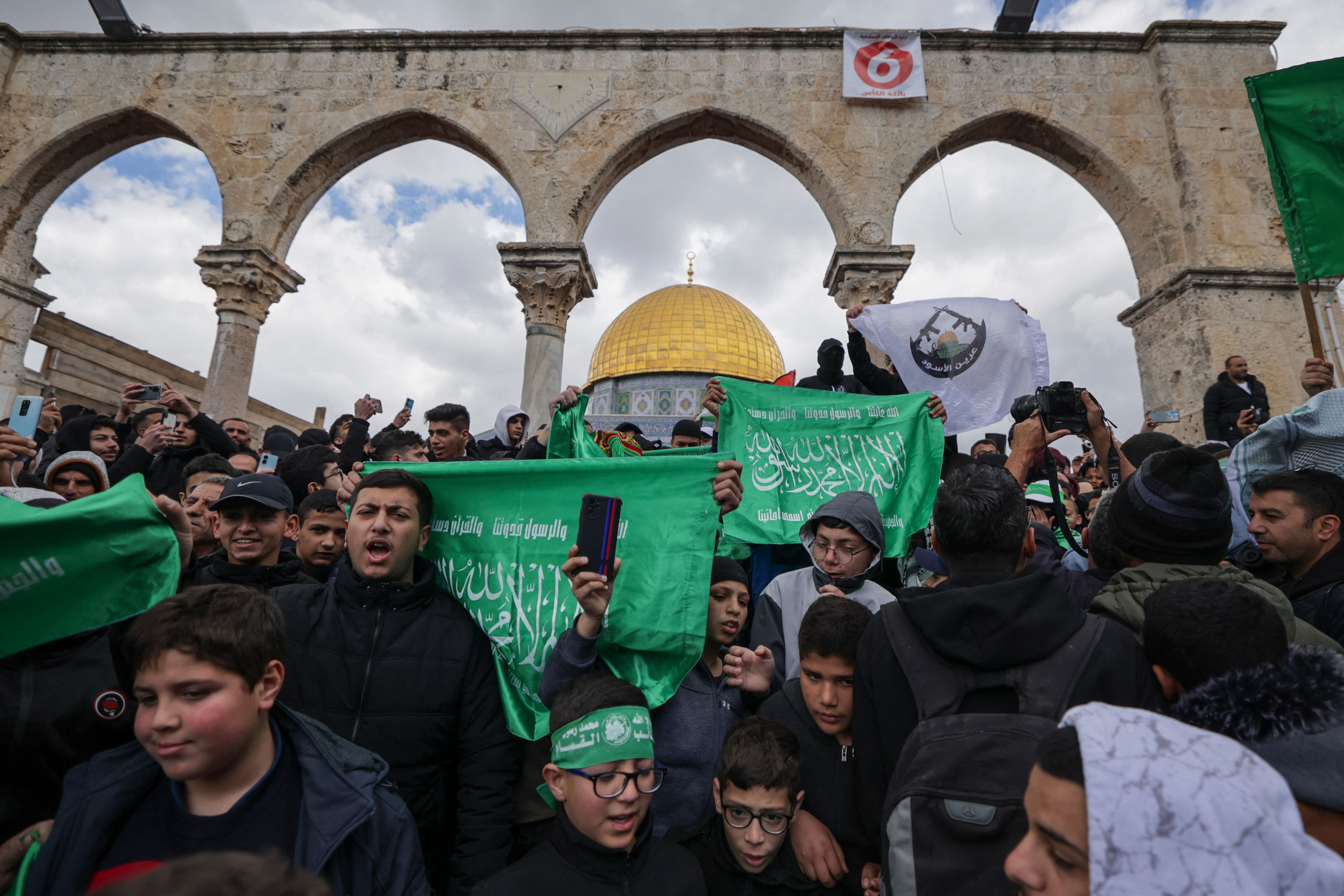 Puluhan ribu warga Palestina memadati kompleks masjid Al-Aqsa pada hari Jumat (31/3), beberapa jam sebelum penembakan terjadi.