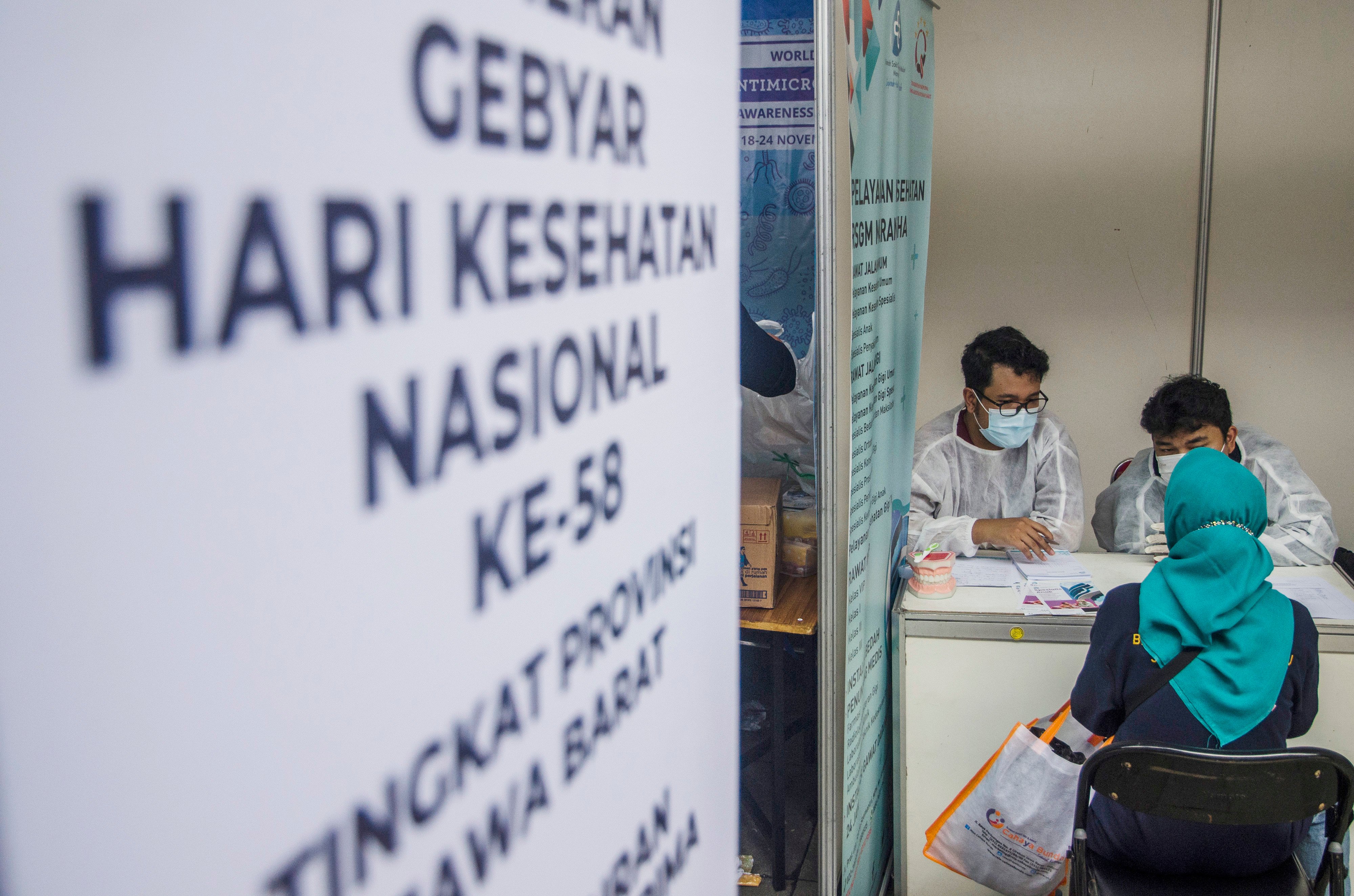 Warga berkonsultasi kesehatan diabetes dengan tenaga medis pada kegiatan Hari Kesehatan Nasional di Gedung Sate, Bandung, Kamis (24/11/2022)