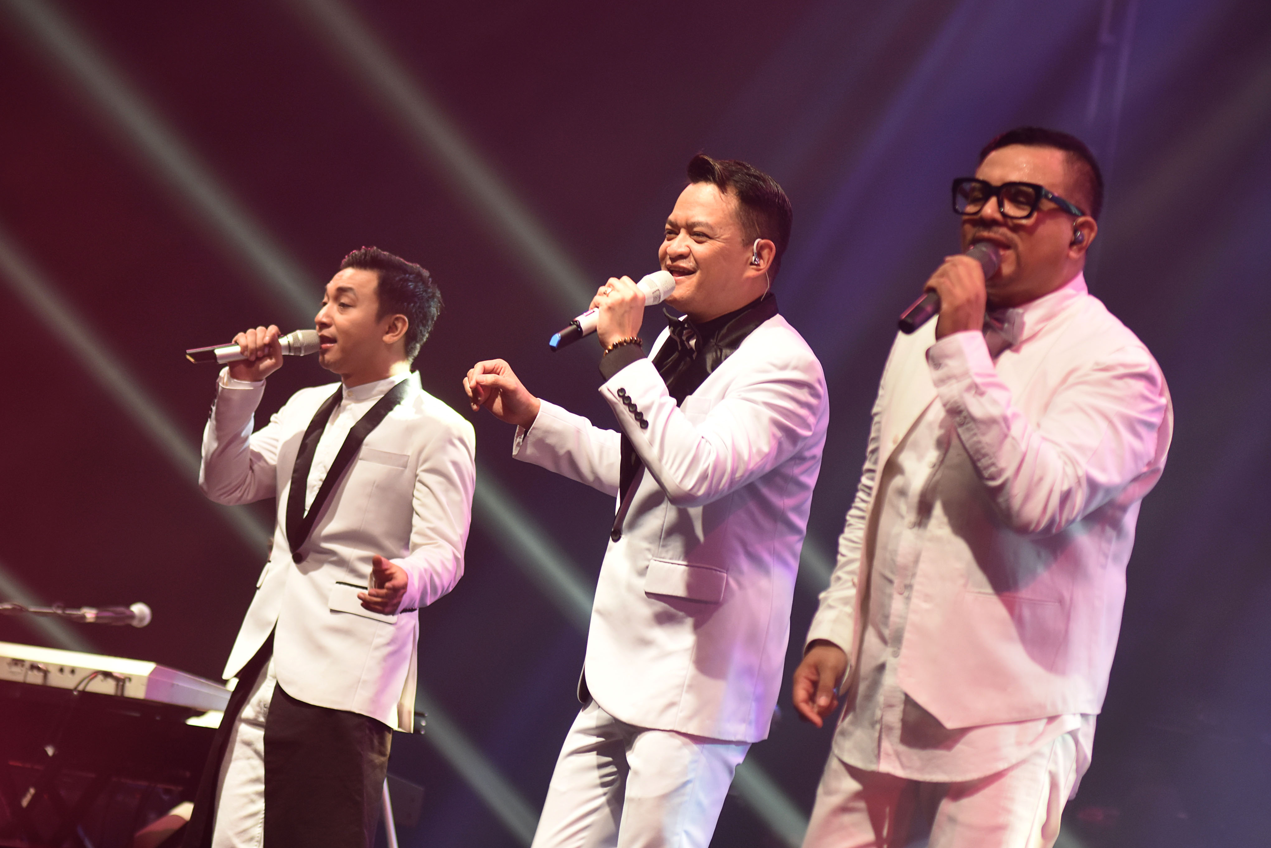 Kelompok musik Kahitna yang terdiri atas Carlo Saba (kanan), Heidi Yunus (tengah) dan Mario Ginanjar (kiri) 