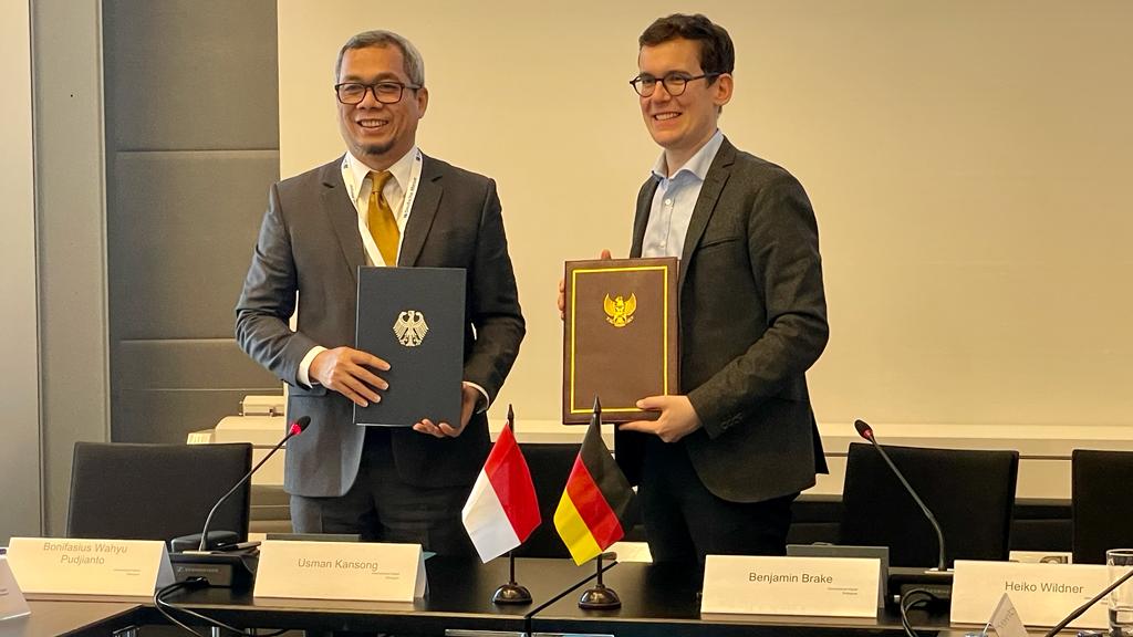 Dirjen IKP Kemenkominfo Usman Kansong (kiri) dan Dirjen Kebijakan Data & Digital BMDV Benjamin Brake. 