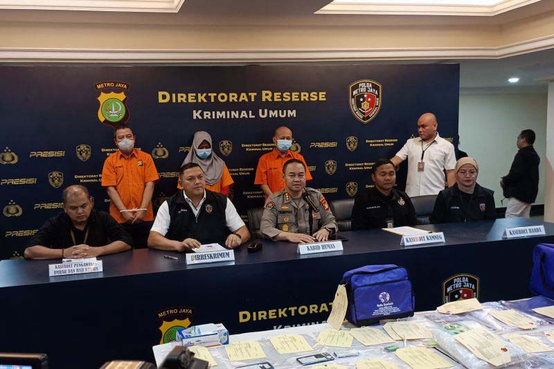 Polisi memberikan keterangan resmi soal penanganan kasus dugaan penelantaran, penipuan, dan penggelapan dana calon jemaah umrah.