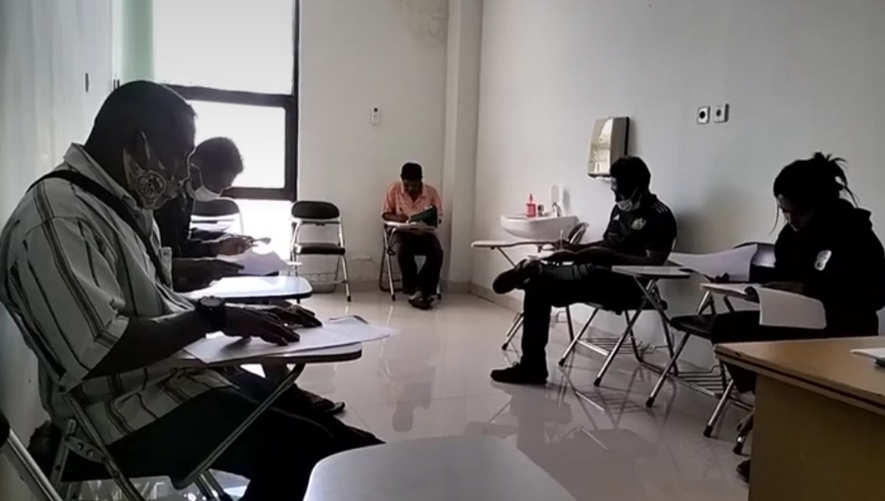 Bacaleg DPRD Sikka antre menjalani tes kesehatan dan mengurus SKCK