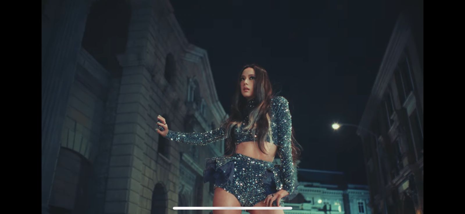 Penampilan Jisoo Blackpink dalam video musik Flower, salah satu single dalam album debut solonya yang bertajuk 'Me'.