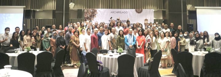 Manajemen Aston Pasteur dan undangan berfoto bersama seusai mengikuti kegiatan buka bersama