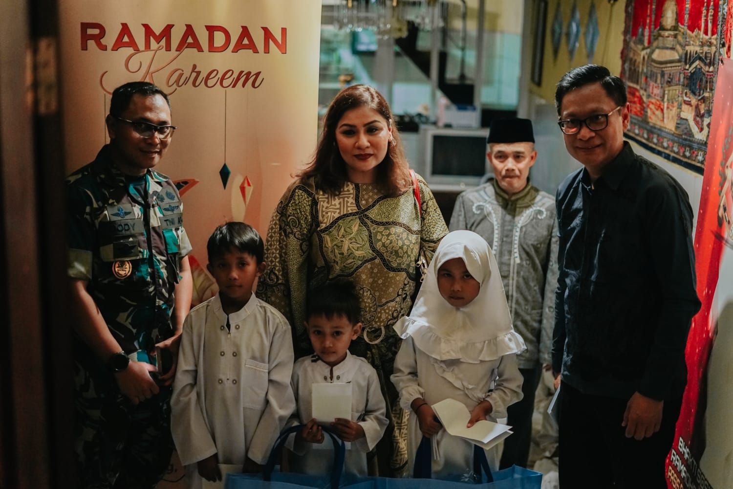 QNET dan Perwira Siswa Sesko TNI menghadirkan kegembiraan Ramadan bagi anak-anak yang tinggal di dua panti asuhan di Kota Bandung.