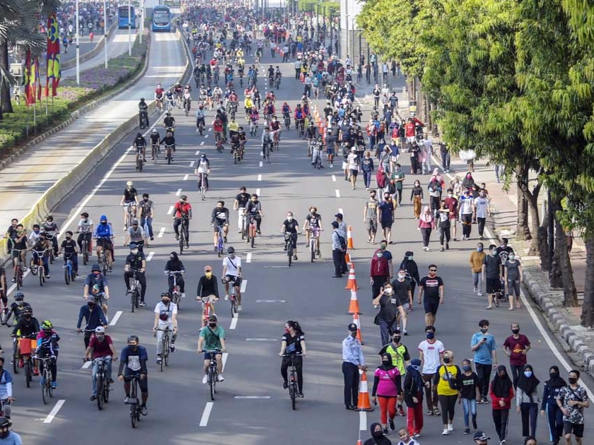 Warga berolahraga saat hari bebas berkendara atau Car Free Day (CFD) di kawasan Jalan M.H. Thamrin, Jakarta.