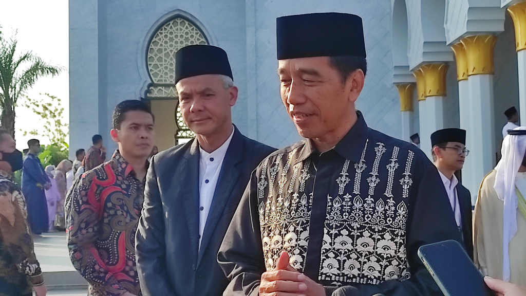 Presiden Jokowi dan Gubernur Jateng yang juga Capres PDIP memberikan penjelasan usai salat Id di Masjid Sheikh Zayed, Solo, Sabtu (22/4).