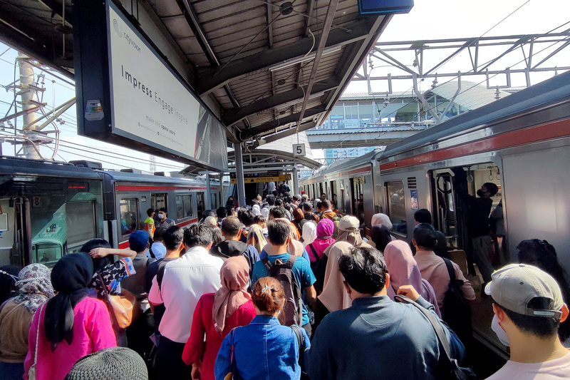 Kondisi kepadatan penumpang yang akan berpindah peron di Stasiun Tanah Abang, Jakarta.