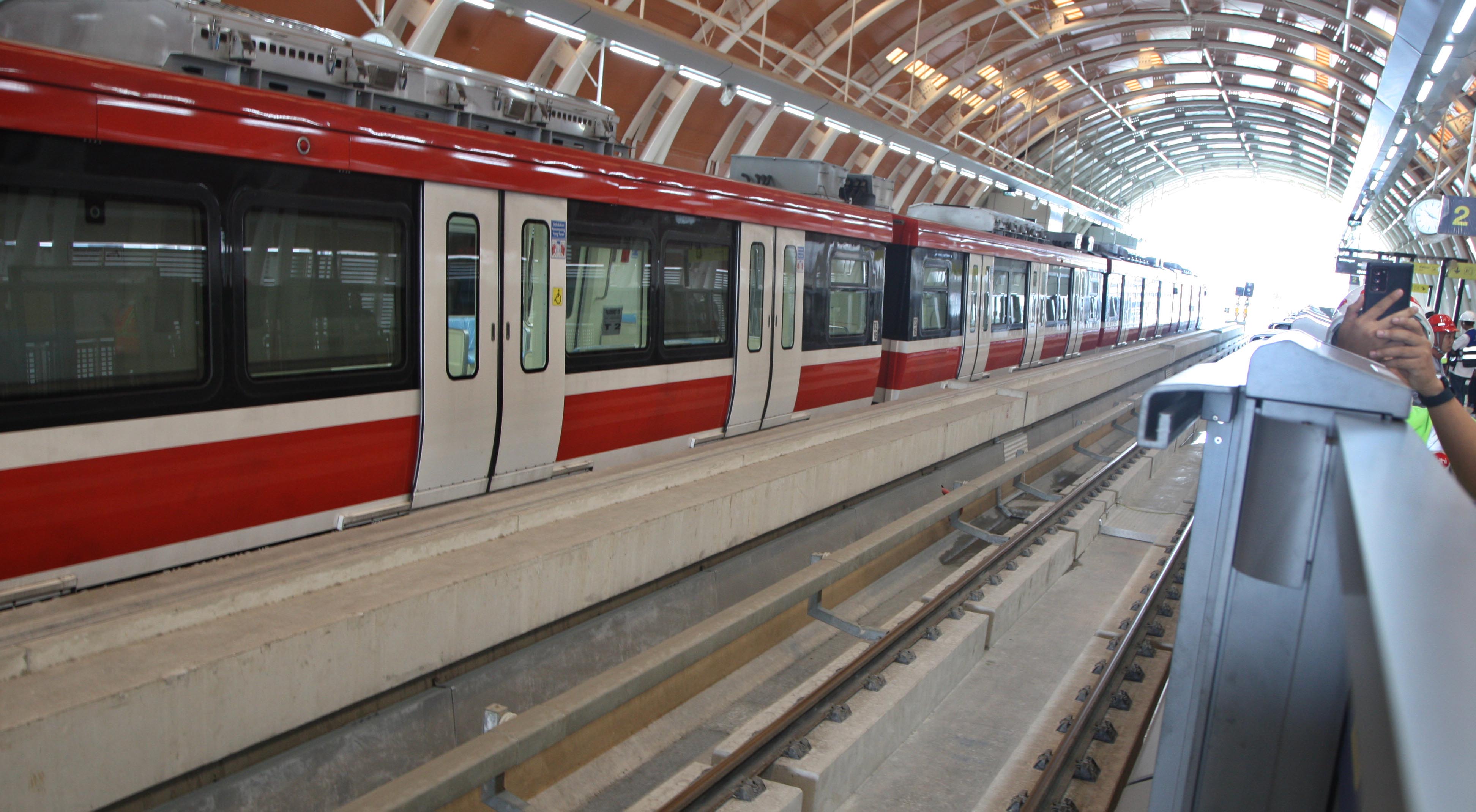 Rangkain gerbong LRT parkir di Stasiun LRT Jabodebek Dukuh Atas.