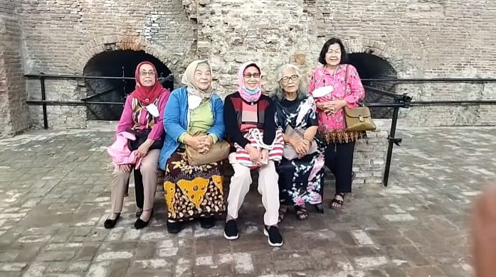 Sejumlah pengunjung sedang beristirahat di rest area