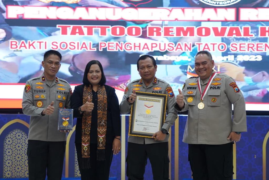 Para Pejabat Utama Polda Jawa Timur menerima piagam Muri atas program penghapusan tato 