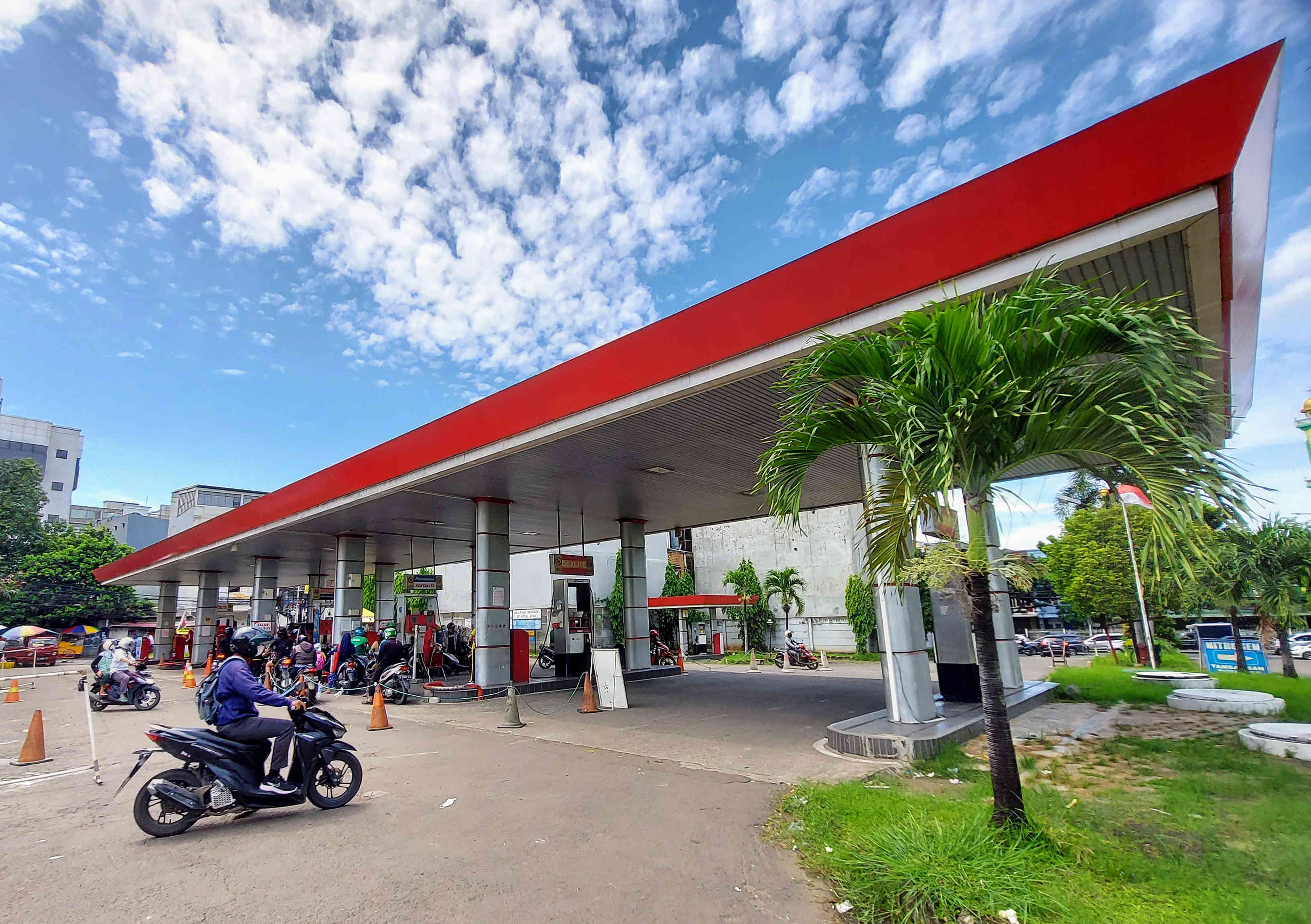 Suasana salah satu Stasiun Pengisian Bahan Bakar Umum (SPBU) Pertamina.