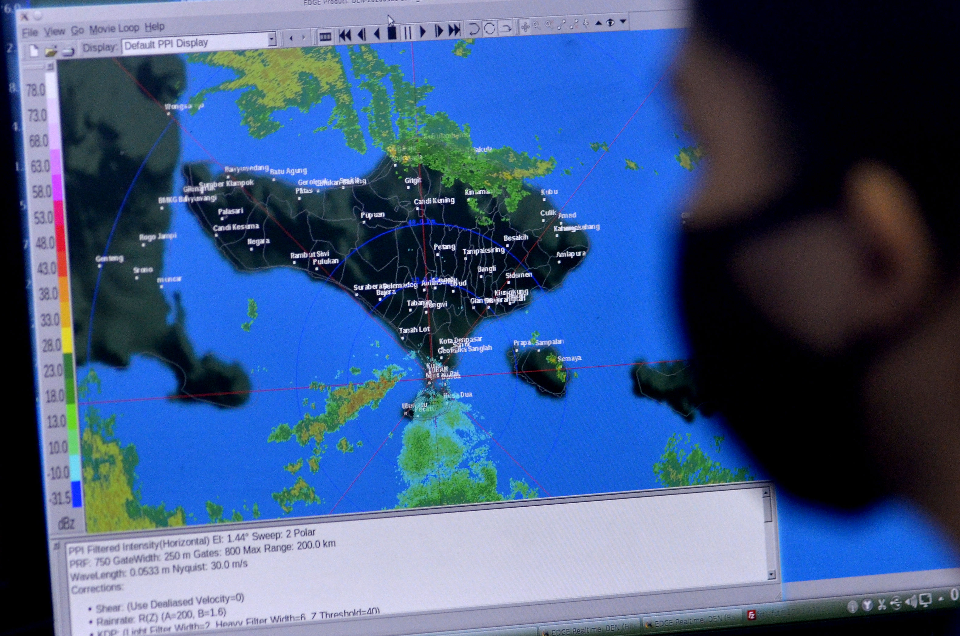 Pegawai mengamati citra radar cuaca di Balai Besar Meteorologi Klimatologi dan Geofisika Wilayah 3 Denpasar, Bali, Jumat (29/5/2020).