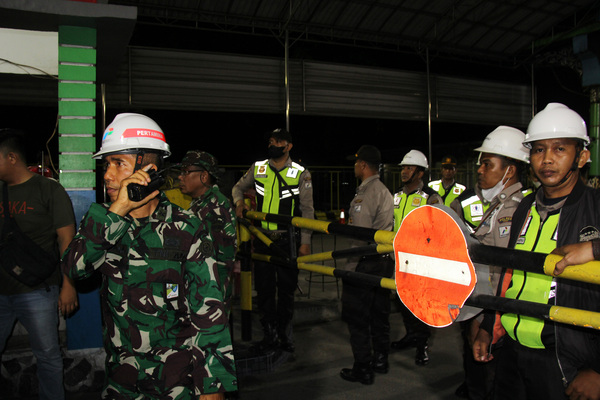 TNI dan Polri berjaga di depan Depo Pertaminta Dumai yang meledak