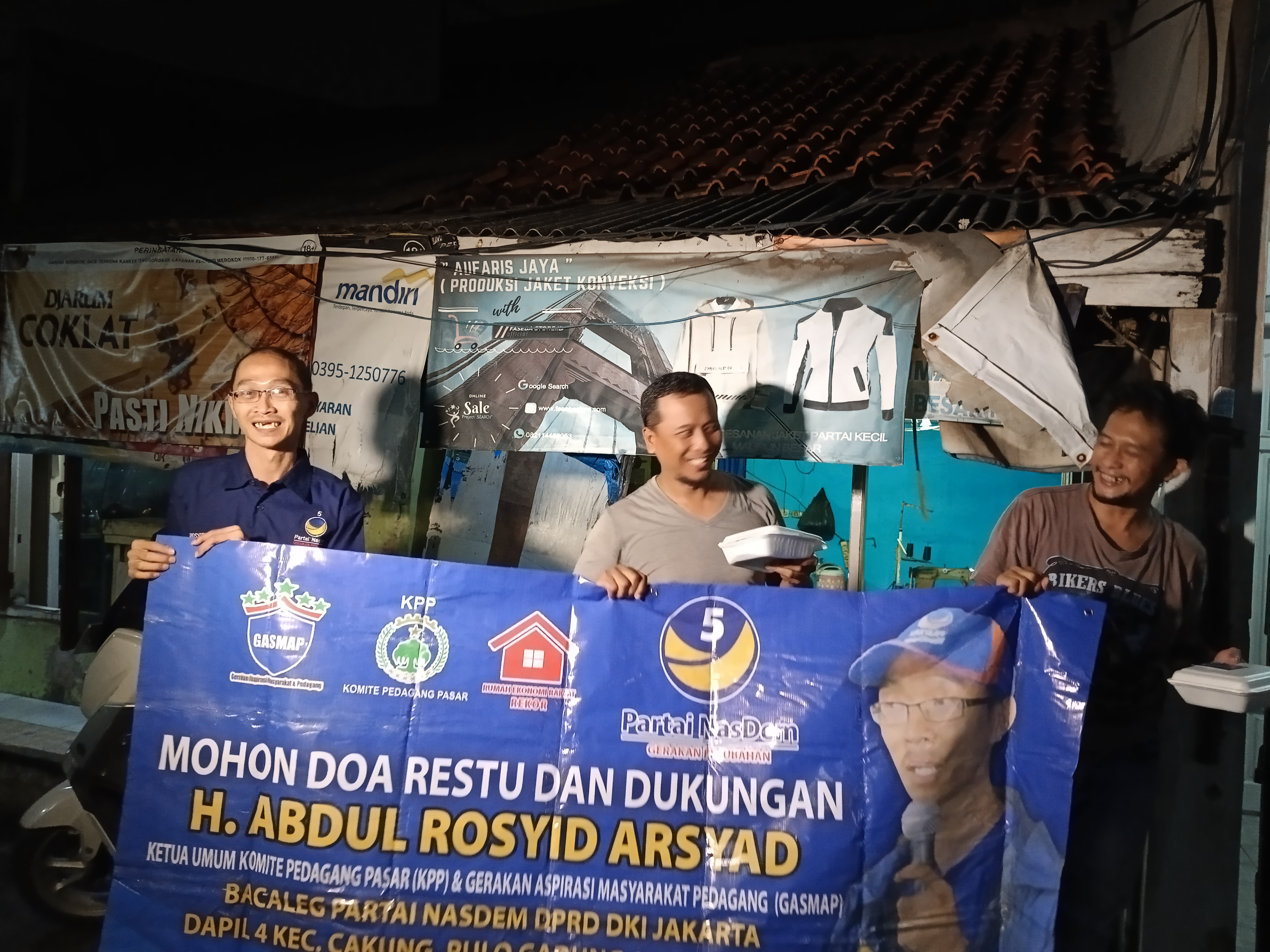 Sukarelawan KPP Relawan Jokowi melakukan sosialisasi sosok Anies Baswedan dan Partai NasDem