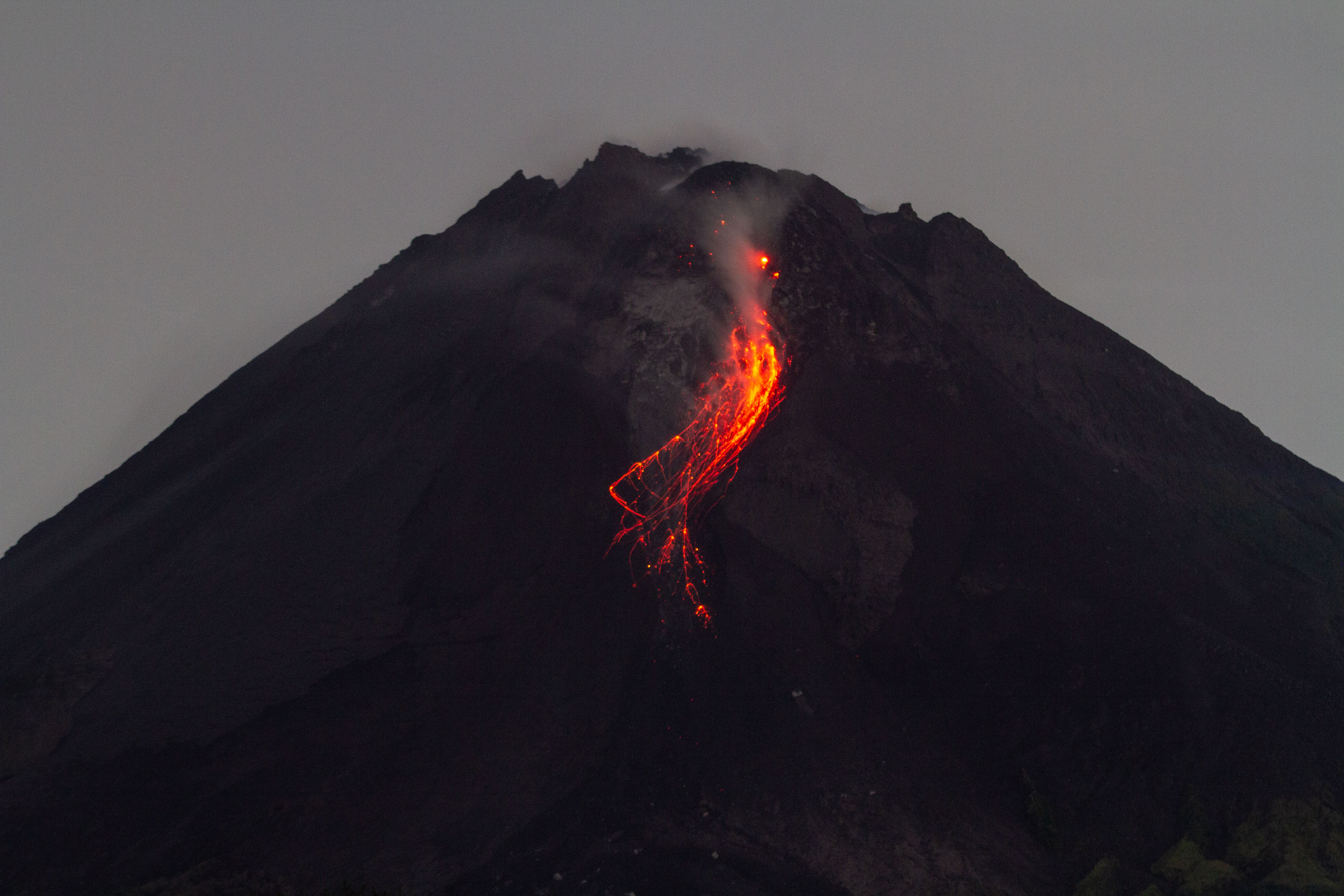  Lava pijar meluncur dari kubah lava Gunung Merapi terlihat Srumbung, Magelang, Jawa Tengah, Minggu (2/4).