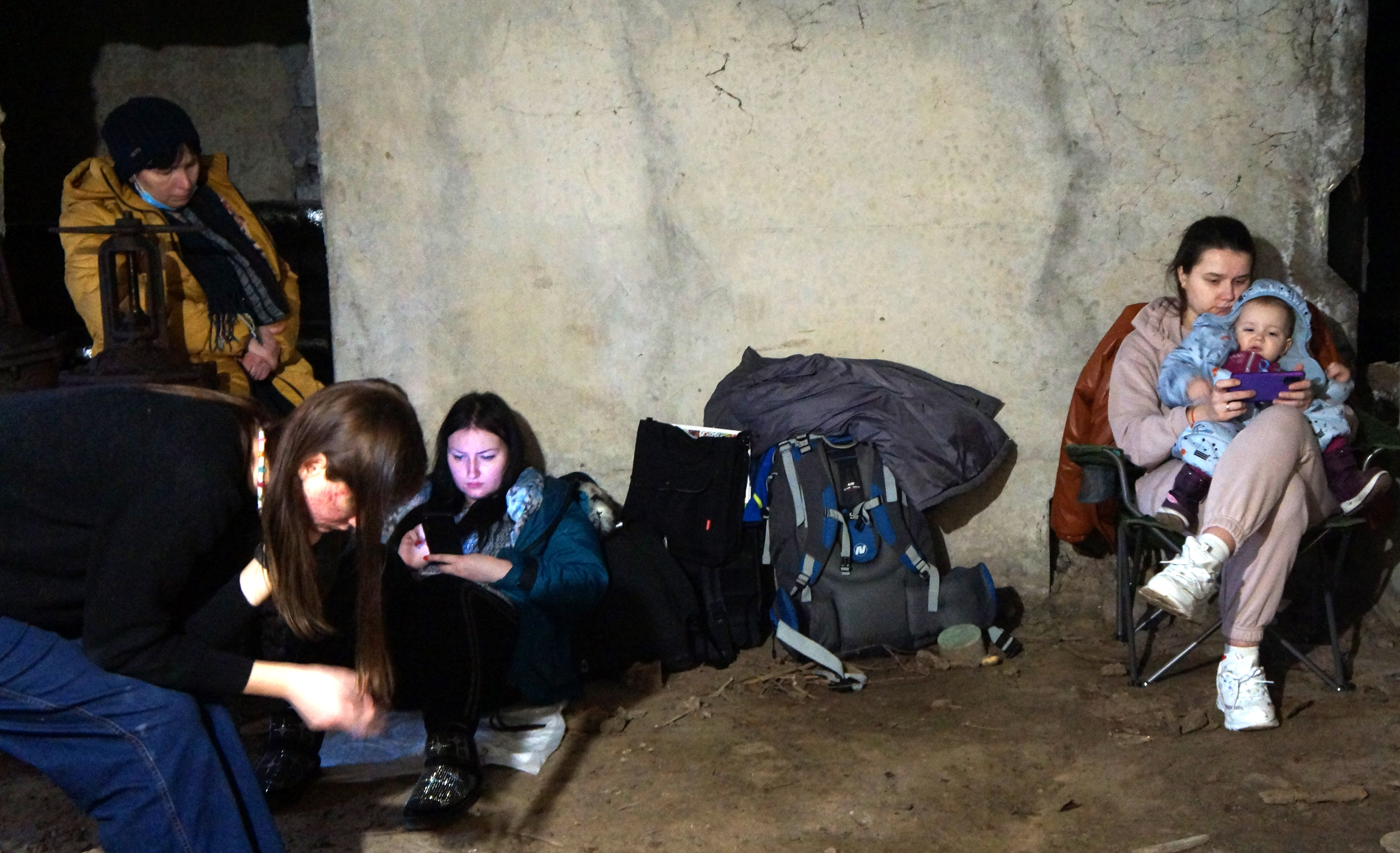  Sejumlah warga berlindung di ruang bawah tanah di apartemen mereka saat terjadi serangan Rusia di kota Karkhiv, Ukraina, Selasa (1/3)