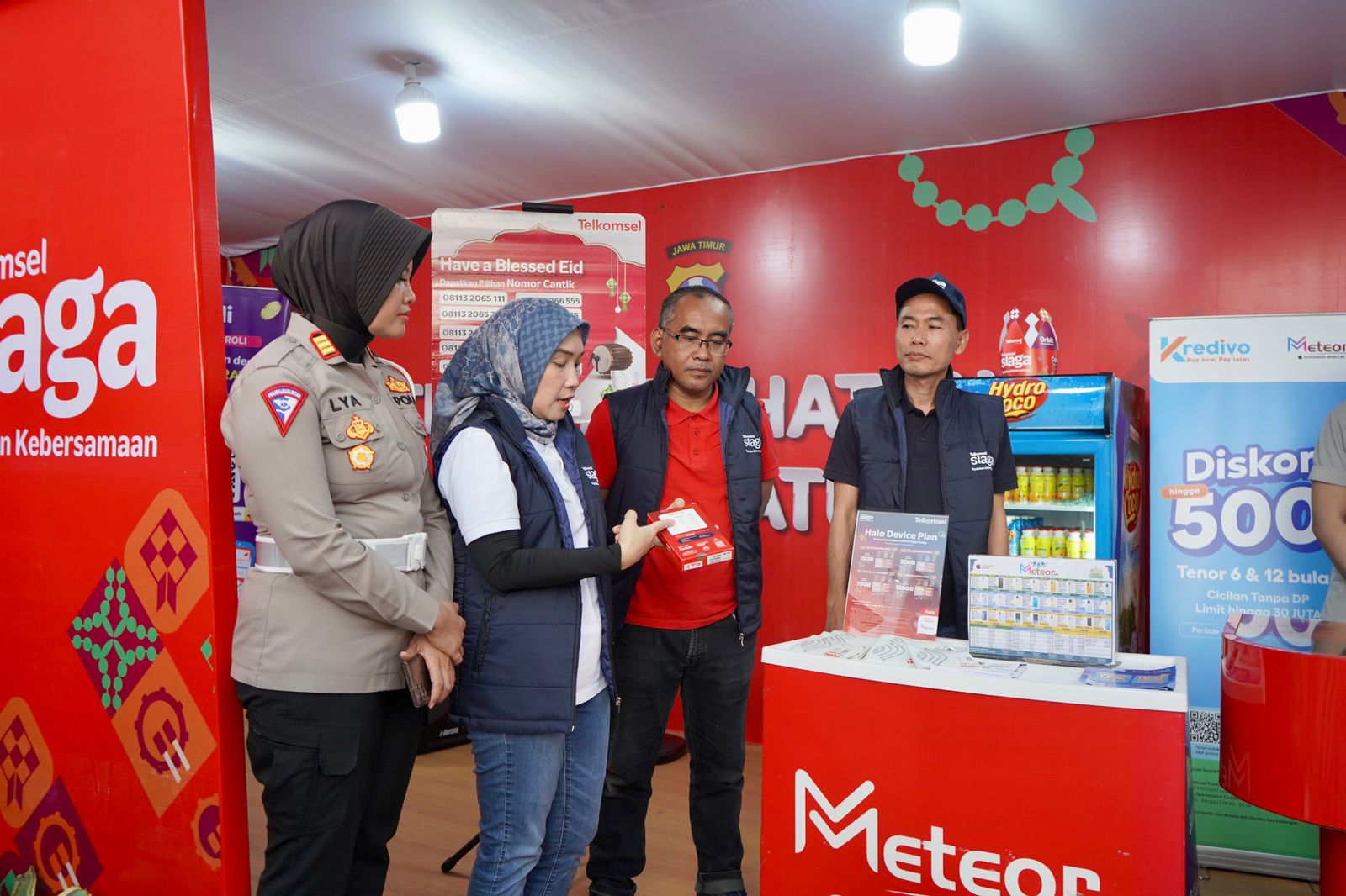 Posko Siaga Telkomsel di Kota Batu, Jawa Timur, melayani warga
