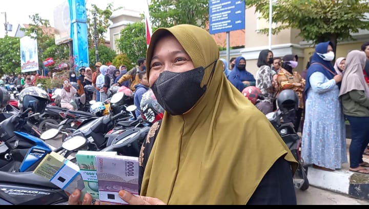 Warga menunjukkan uang kertas hasil penukaran uang di layanan KPw BI tegal