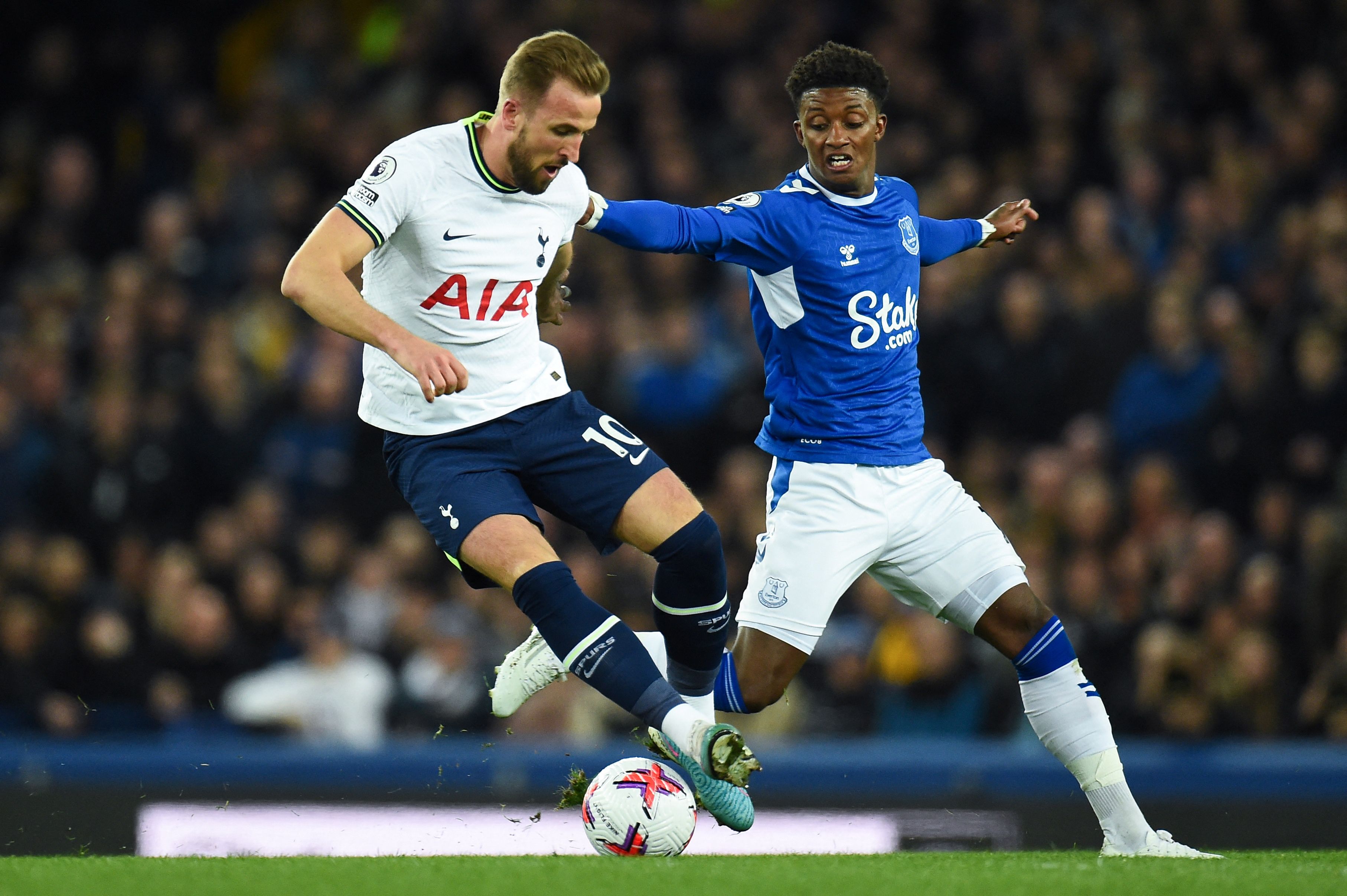 Striker Tottenham Hotspur Harry Kane (kiri) mengontrol bola saat timnya berhadapan dengan Everton, Selasa (4/4) WIB.