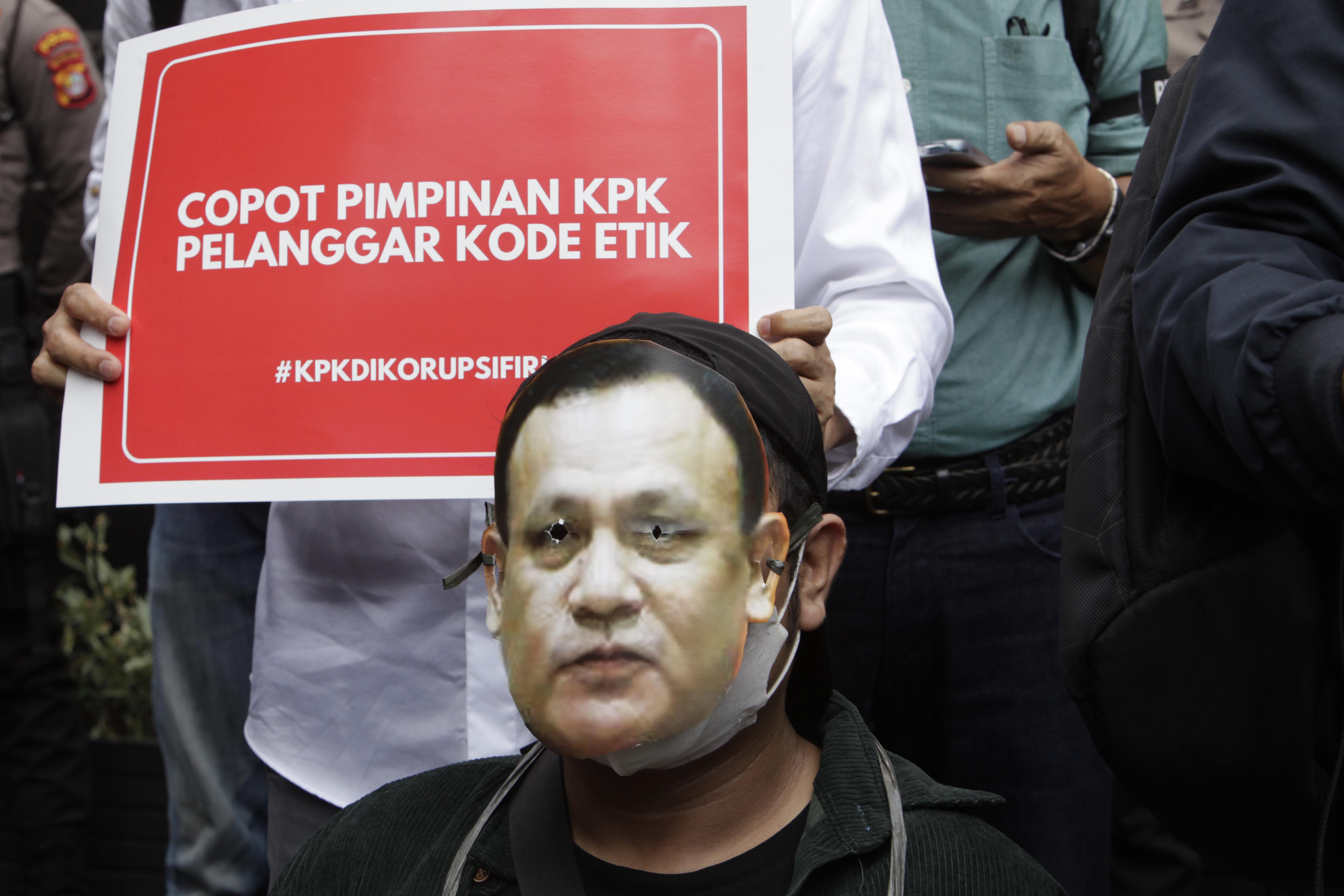 Aksi menuntut pengusutan kasus Brigje Endar di gedung KPK