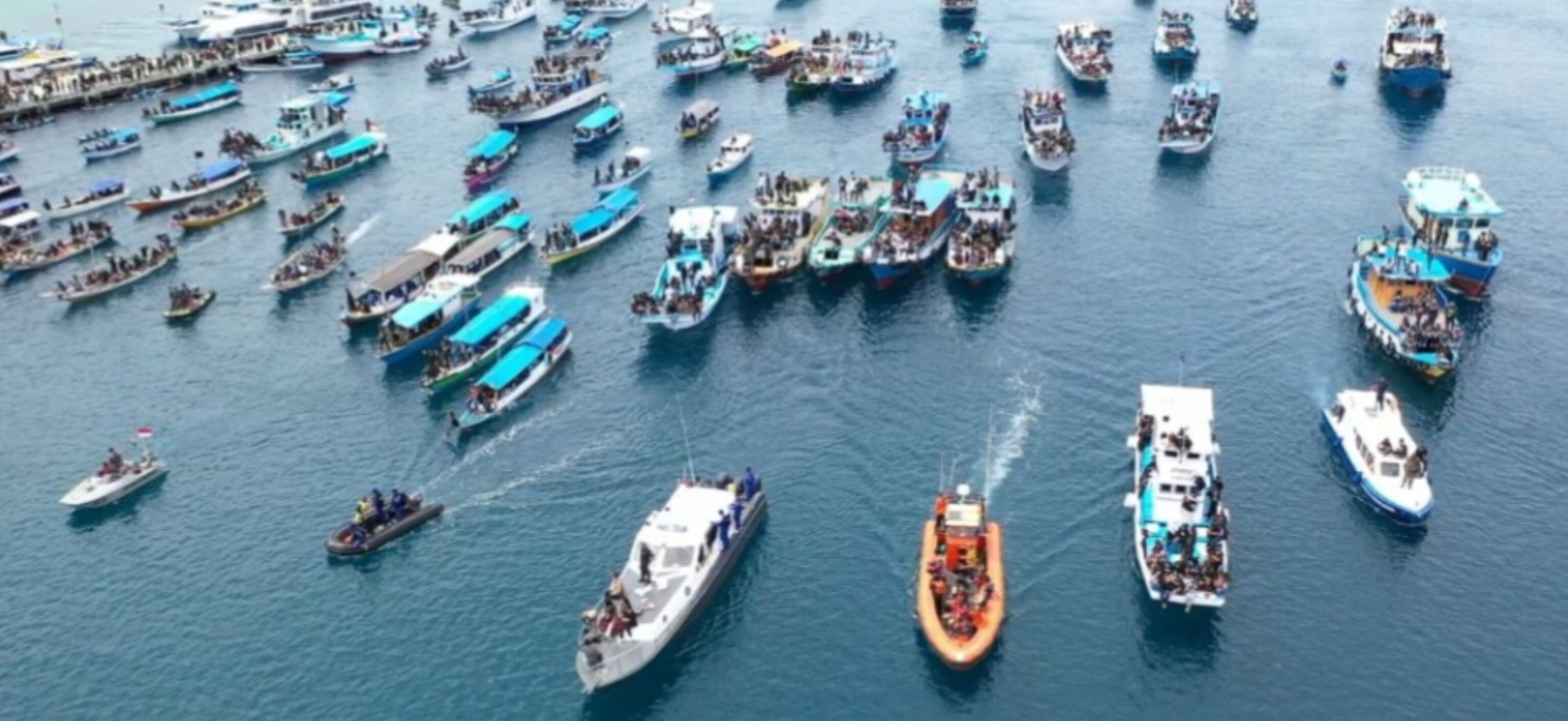 Sejumlah perahu mengikuti prosesi Semana Santa di Flores Timur, Nusa Tenggara Timur
