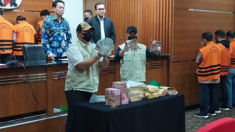 KPK menunjukkan barang bukti berupa uang sitaan dari kasus suap proyek jalur kereta api.