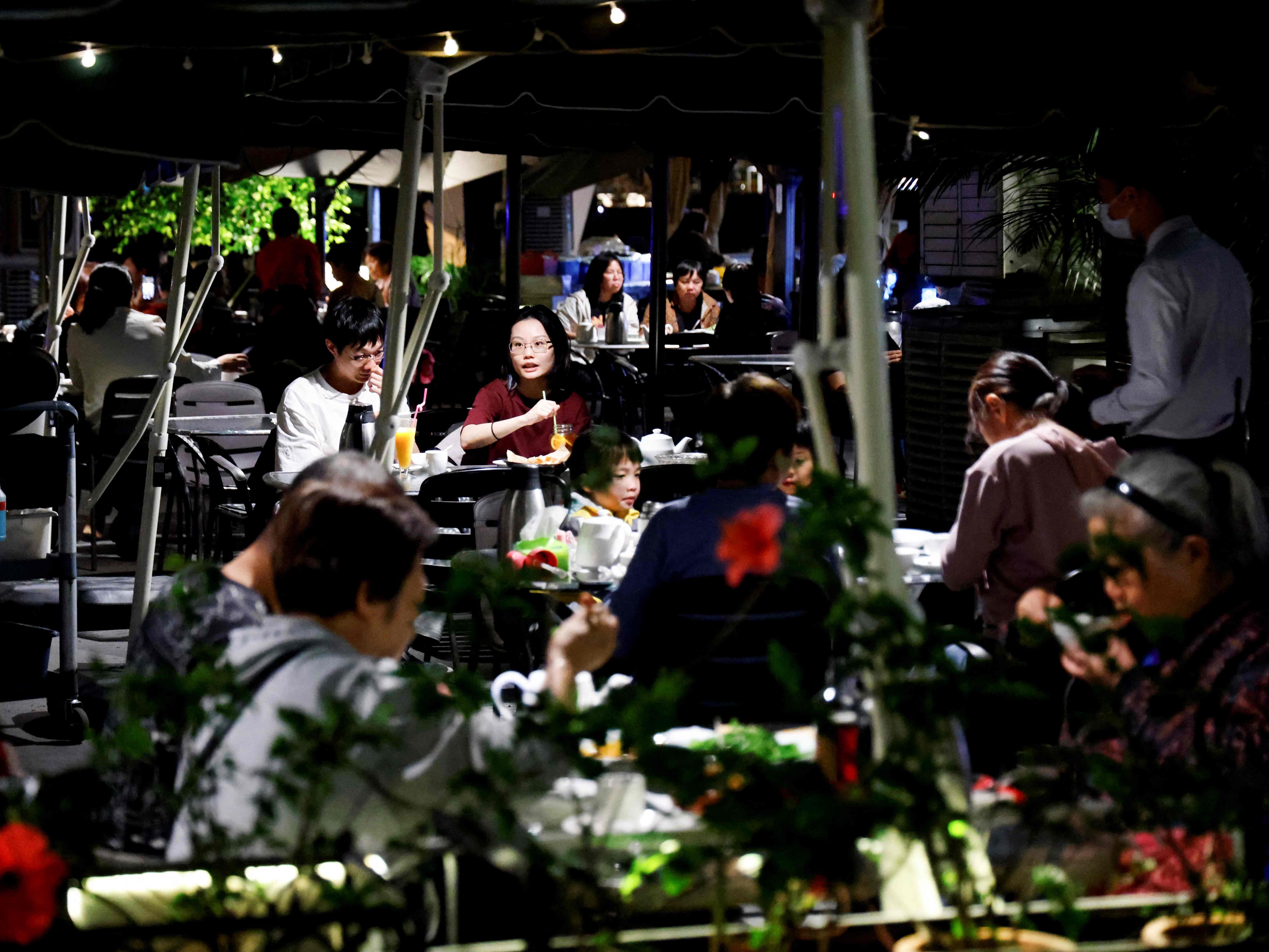 Orang-orang mengunjungi kafe sambil menikmati kehidupan malam di Guangzhou pada 7 April 2023.