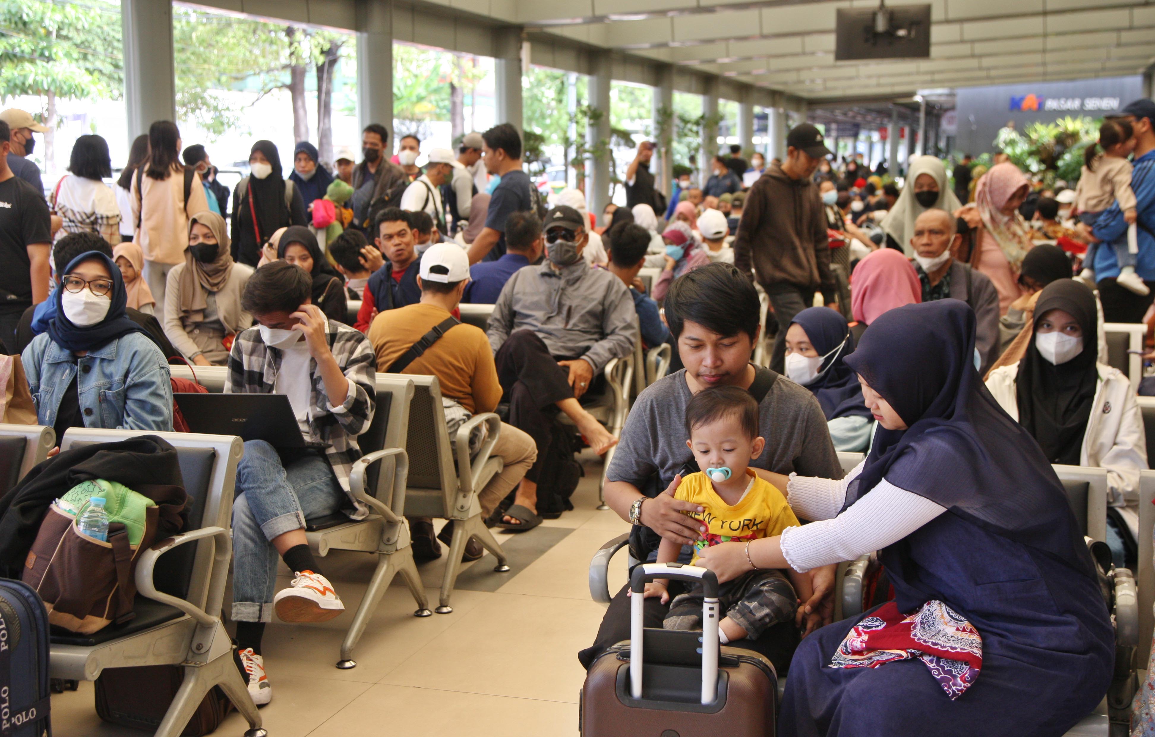 Pemudik memadati ruang tunggu Stasiun Pasar Senen, Jakarta, Minggu 