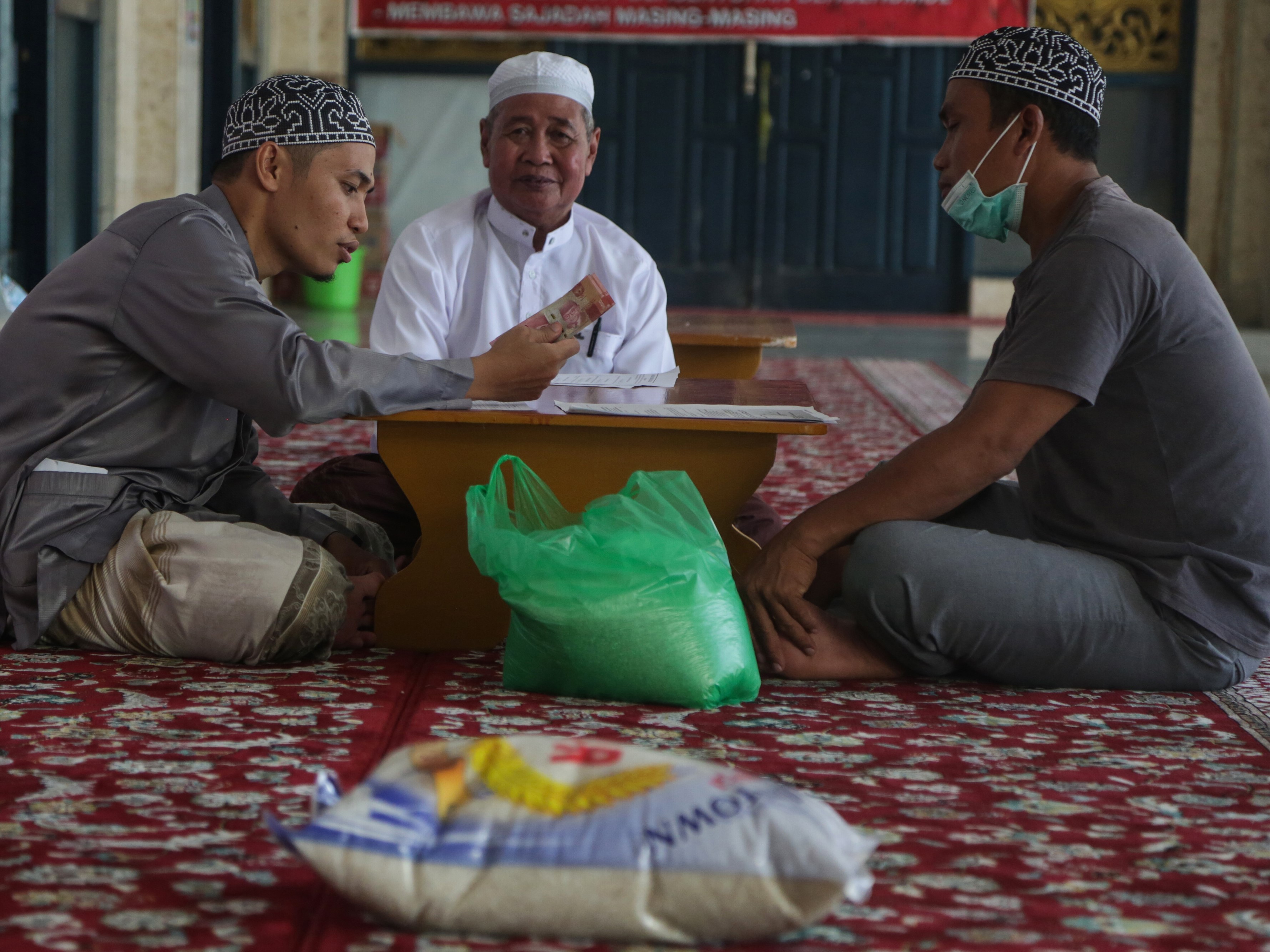 Panitia amil zakat menerima zakat fitrah dari warga di Masjid Raya Nurul Islam, Palangka Raya, Kalimantan Tengah, Jumat (29/4/2022).
