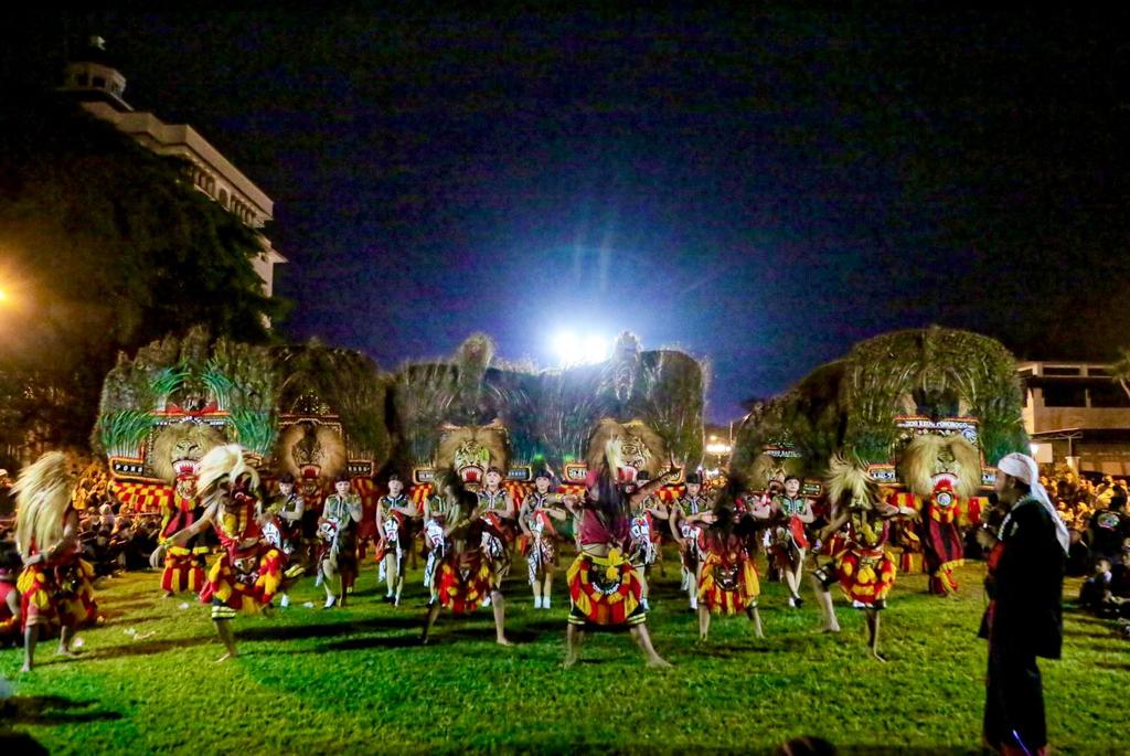 Kegiatan Halal Bihalal PAWARGO juga dimeriahkan dengan Pagelaran Reog Ponorogo di depan Pendopo Kabupaten Ponorogo, Jatim, Senin (24/4).  