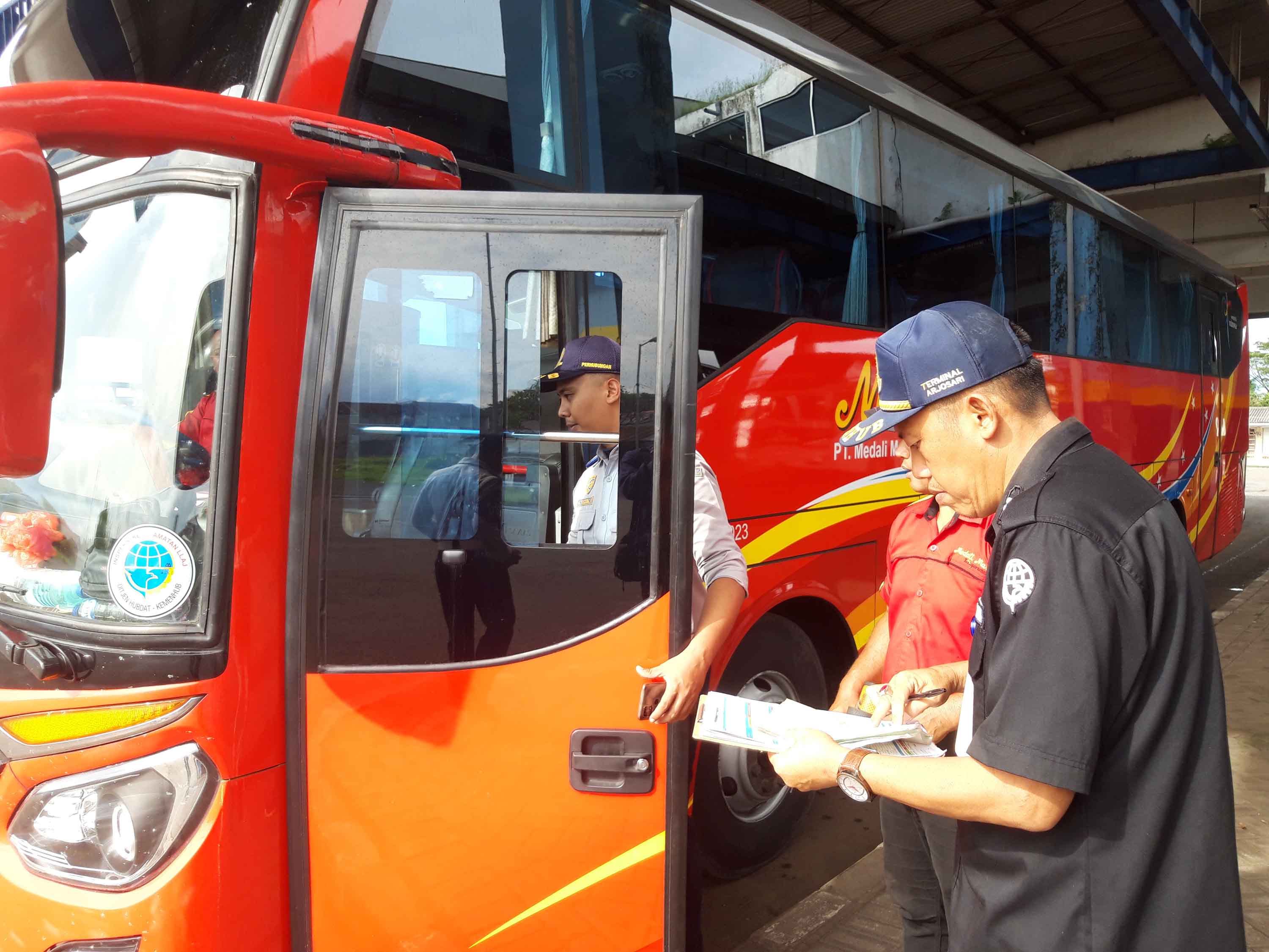 Pemeriksaan kelaikan bus di Terminal Arjosari, Malang, Jawa Timur