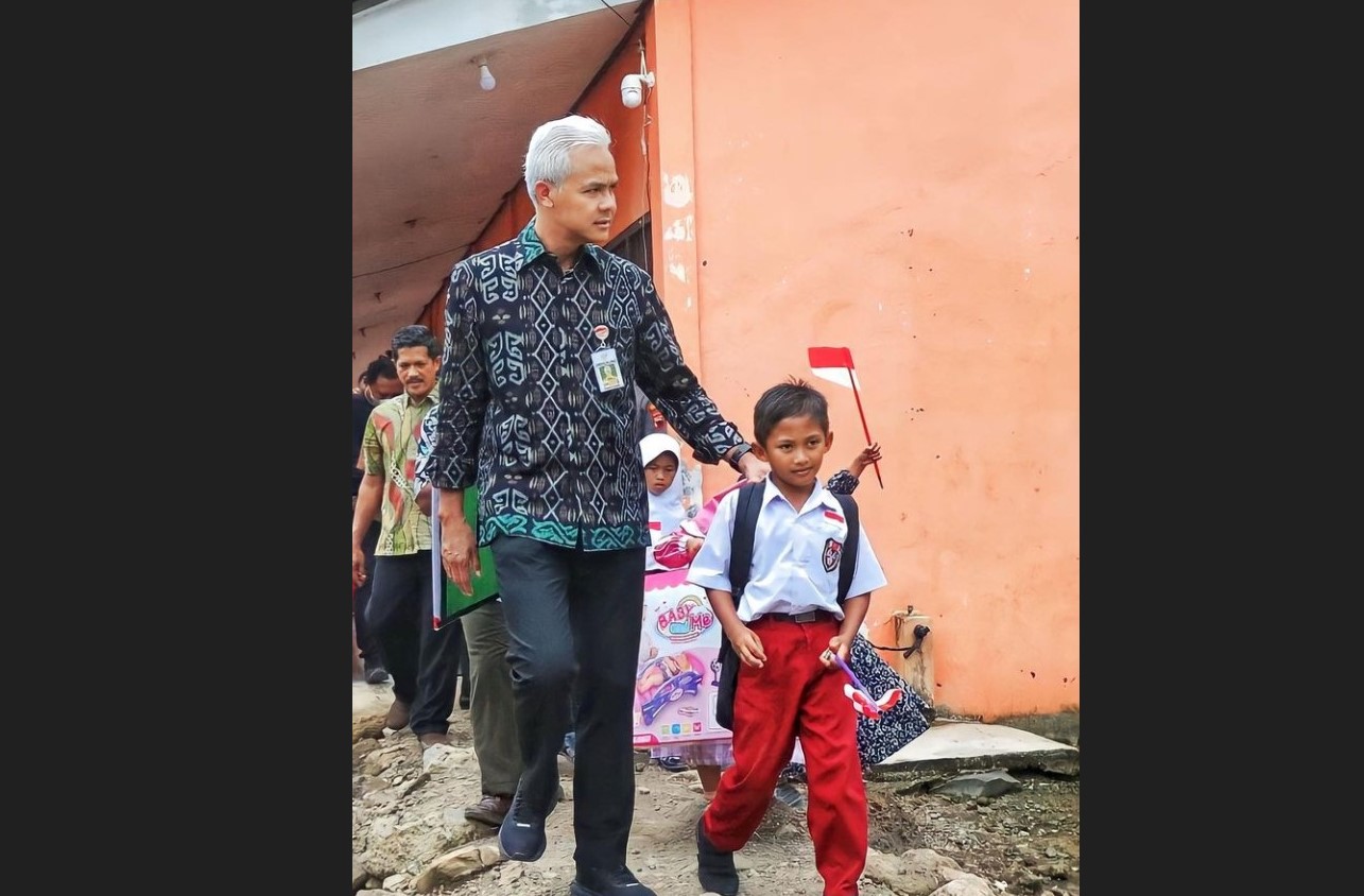 Gubernur Jawa Tengah Ganjar Pranowo (kiri)