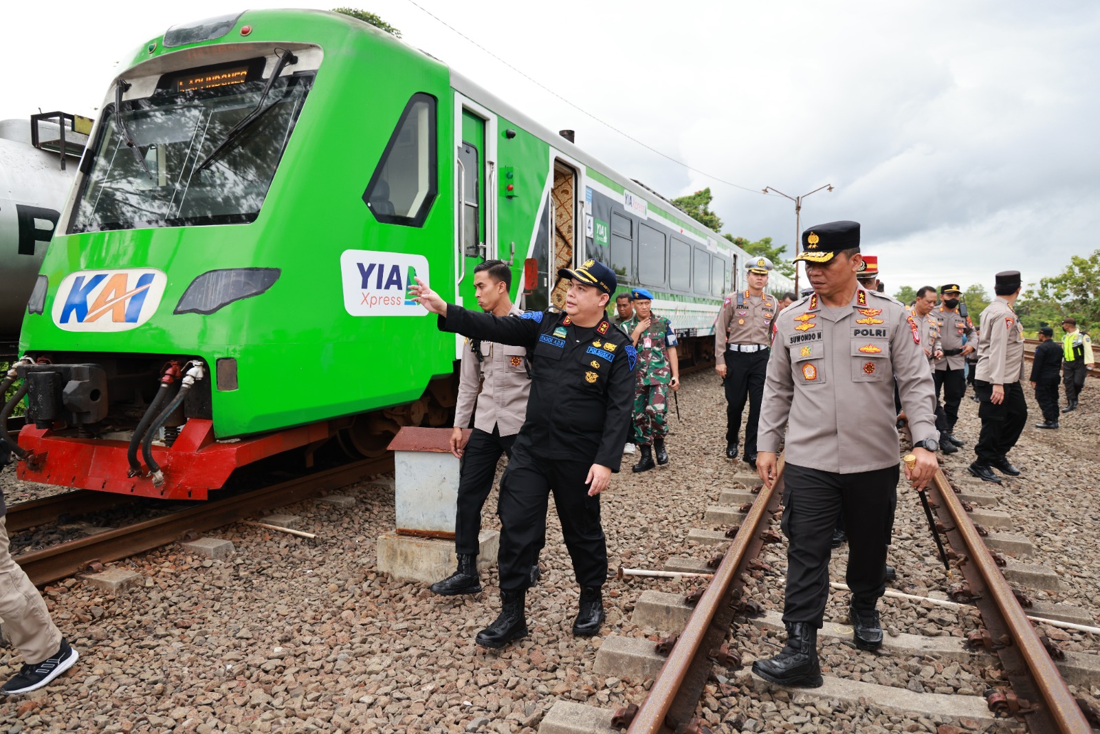 Kapolda Daerah Istimewa Yogyakarta Irjen Suwondo Nainggolan melihat kondisi rel kereta api